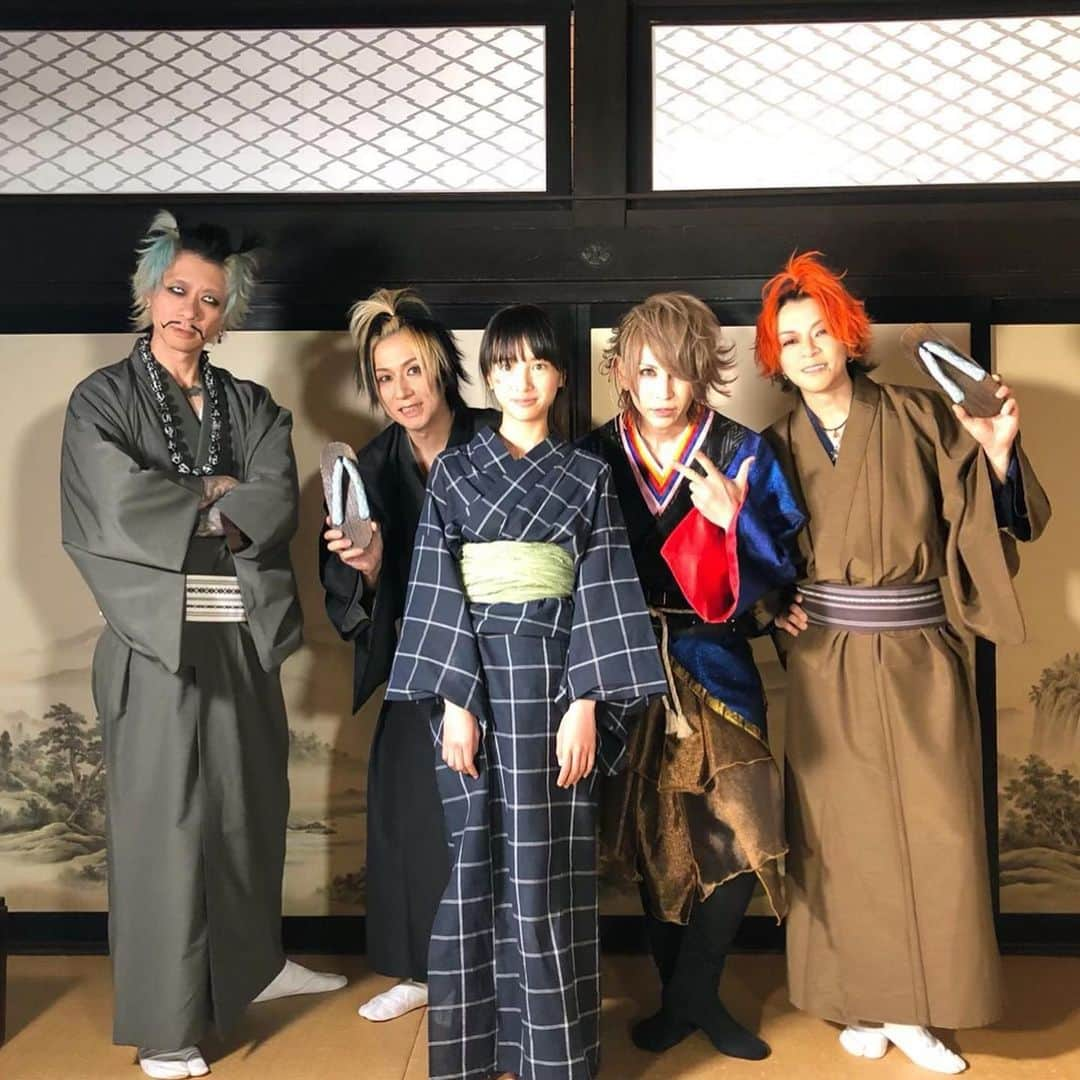 遠藤一馬さんのインスタグラム写真 - (遠藤一馬Instagram)「New single 戦国演歌のMVが公開になりました！ もう楽しんでもらえてるよね？😁 S.N.Dこと淳士の初監督作品(戦国時代では)🎬 演技シーンと演奏シーンと別日撮りだったり、女優さん？(並木彩華ちゃん(12)アミューズ所属)使ったり、なんかお金掛かってる風😁 なんせあのGACKTも絶賛してくれて、世界的にも需要がありそうな作品なもんで、下僕達の布教活動(口コミ)も大事になってきますからね☝🏻😉 今後とも戦国時代をよろしく🏯  戦国時代official  YouTubeへGo💨  https://www.youtube.com/watch?v=2cNmFTgghmk&feature=share」6月1日 7時19分 - kazumaendo