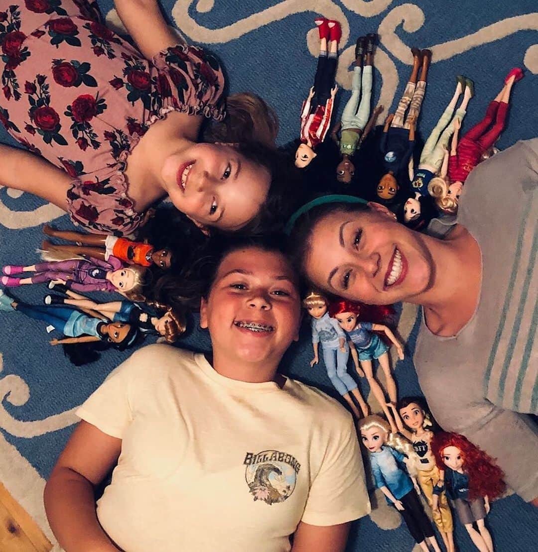 Hasbroさんのインスタグラム写真 - (HasbroInstagram)「#Repost #ad @jodiesweetin: My girls and I had hours of fun with Disney’s Wreck It Ralph: Ralph Breaks the Internet dolls and had a slumber party of our own with the new collection from @Hasbro available at @amazon ! Snow White is my personal favorite,  while Beatrix loves Belle and Zoie wants to be just like Mulan! Can you name all 14 princesses in this photo? Check out my story to see us take on the challenge! #ad」6月1日 7時25分 - hasbro