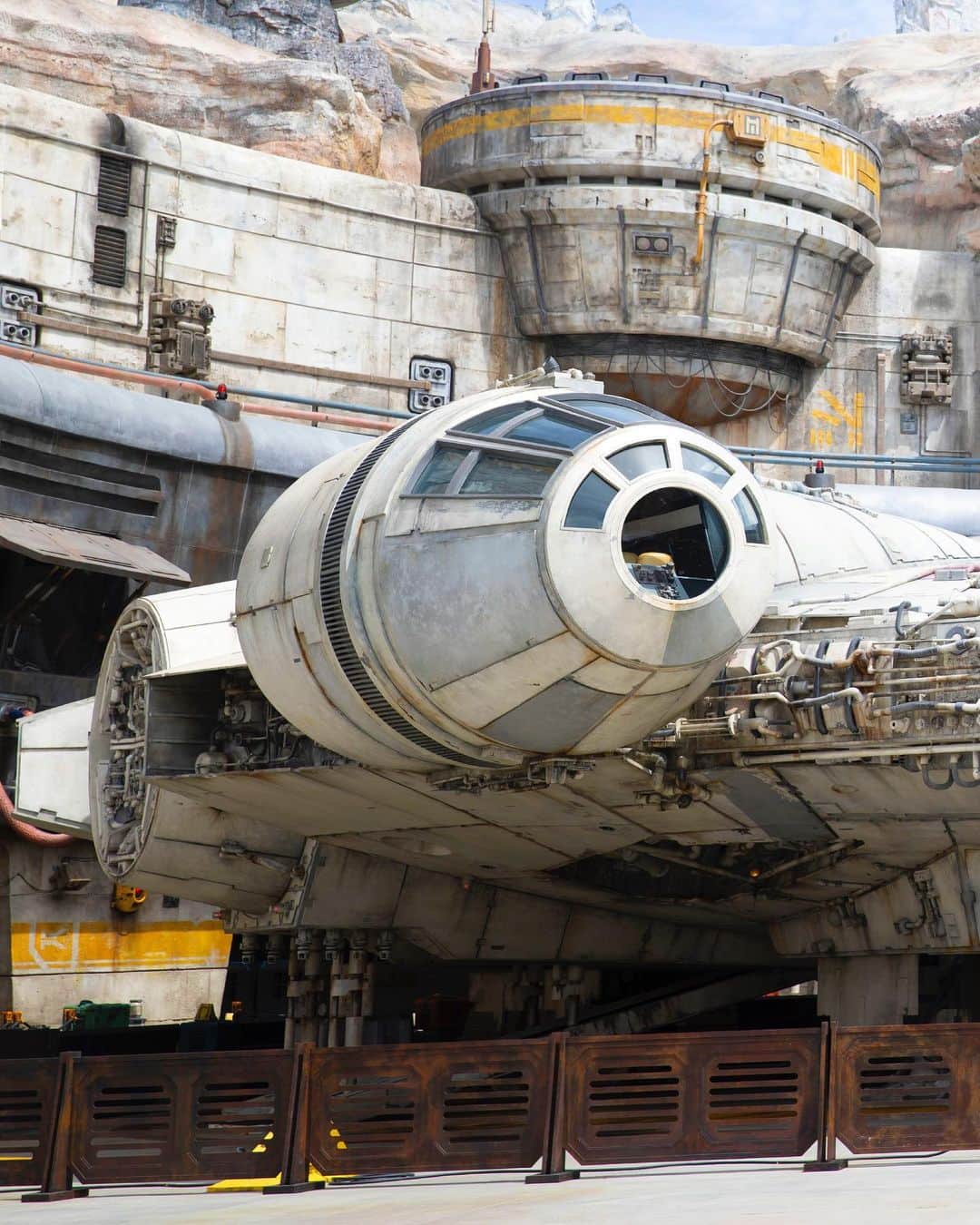 スター・ウォーズさんのインスタグラム写真 - (スター・ウォーズInstagram)「It’s the ship that made the Kessel Run in less than 12 parsecs! Swipe through for an up close look at the Millennium Falcon, now docking on Batuu. See our Instagram Story for more from Star Wars: #GalaxysEdge, now open at @Disneyland Resort. ⠀ ⠀ (Beginning June 24, no reservations required. Subject to capacity.)」6月1日 7時28分 - starwars