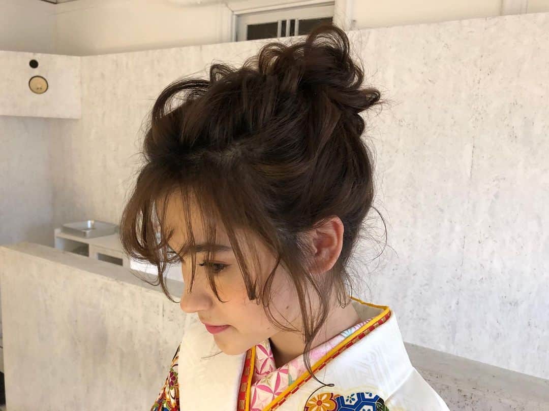 kawamura_takashi_camさんのインスタグラム写真 - (kawamura_takashi_camInstagram)「ヘアアレンジ & ヘアセット 河村タカシ 先日、京都での着物撮影。 前日入りで京都だったので夜は京都で有名なラーメンと思いきや、、、その日は定休日⤵︎ でも、 次の日の撮影は朝からオシャレカフェでの撮影でテンション⤴︎ やっぱ、 着物のヘアアレンジ愉しいし、 ロケ撮影は面白い！！ #hairarrangecam  #hairarrange  #hairset  #hair  #ヘアアレンジ  #ヘアセット  #おくれ毛 #ヘア  #大阪  #心斎橋  #心斎橋美容室 #followme  #hairdresser  #美容師 #サロンモデル募集  #関西サロモ #ヘアアレンジモデル募集 #お団子ヘア #お団子アレンジ #お団子ヘアアレンジ  #ロケ撮影 #ロケ #着物 #京都 #locari  #mery #헤어어레인지　 #머리스타그램　 #뷰티스타그램  #헤어　 大阪市中央区心斎橋筋1-1-5 永恒ビル4F hair&make TAXI ※転載禁止」6月1日 7時28分 - kawamura_takashi_cam