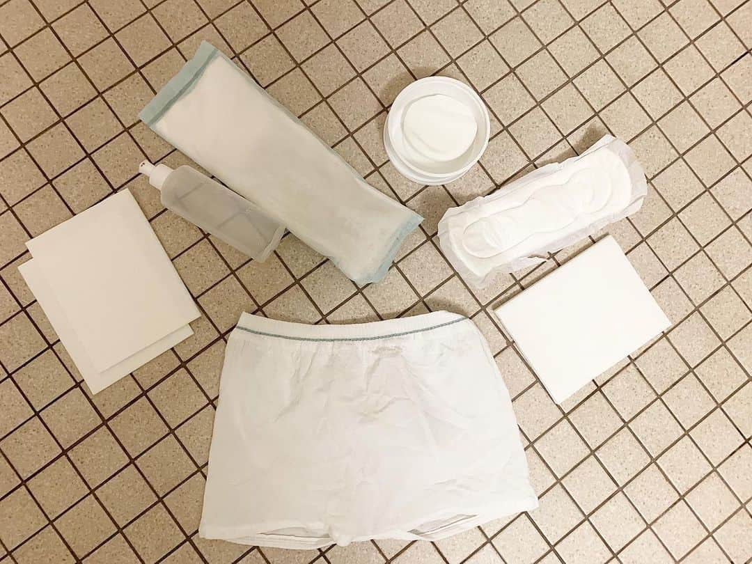 ニコール・ ポリッツィのインスタグラム：「New Style Coming Soon @thesnookishop  #MomEdition」