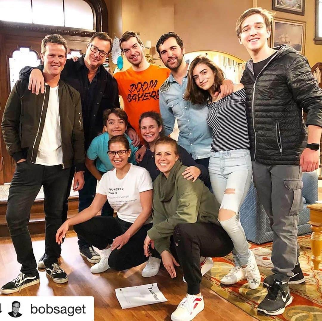 ジョディ・スウィーティンさんのインスタグラム写真 - (ジョディ・スウィーティンInstagram)「All ready for our first show of Season 5! Love this family so much, it’s beyond words. Truly. Gonna enjoy this last, ‘first show night of the season’ and soak it all up!! #fullhousefamily #fullerhouse #season5 @bobsaget @candacecbure @andreabarber @scottweinger @soni_nicole @michaelcampion @hagenboo @juanpablodipace」6月1日 7時38分 - jodiesweetin