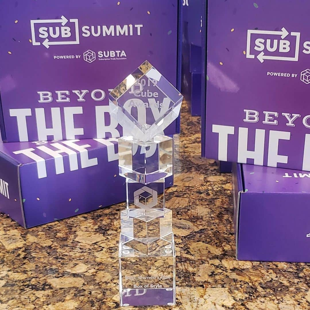 レイチェル・ゾーさんのインスタグラム写真 - (レイチェル・ゾーInstagram)「I have never been more proud of @boxofstyle and my incredible team for winning “Best Women’s Box” for the 2nd consecutive year at #subsummit ✨ We work so incredibly hard to bring you the best of the best in luxury lifestyle essentials you will be obsessed with each season! Swipe through to see our beautiful award and what’s inside my #epic Summer #boxofstyle💗 #proud XoRZ 🌊☀️🌸 Link in bio」6月1日 7時39分 - rachelzoe