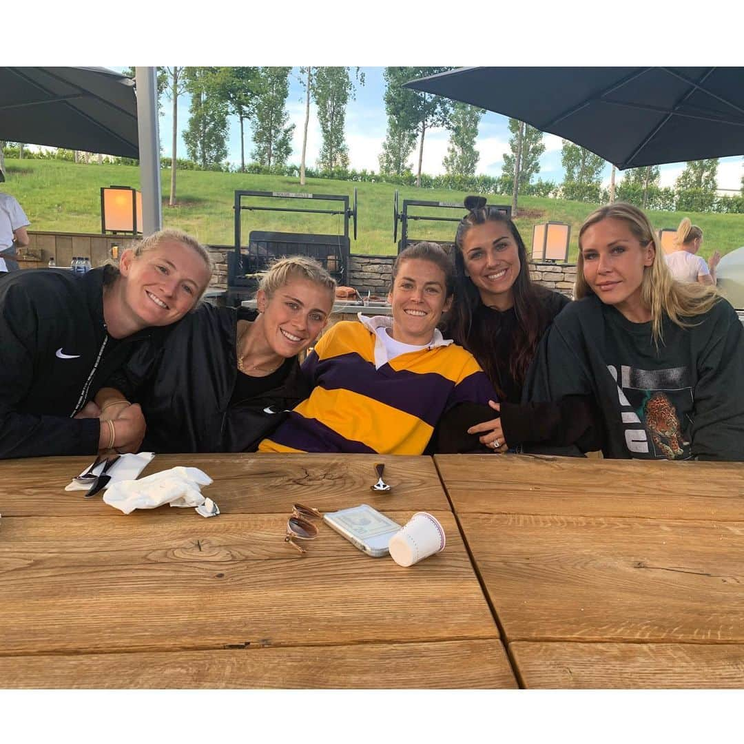 アレックス・モーガンさんのインスタグラム写真 - (アレックス・モーガンInstagram)「5 of 23. Girlies.」6月1日 7時50分 - alexmorgan13