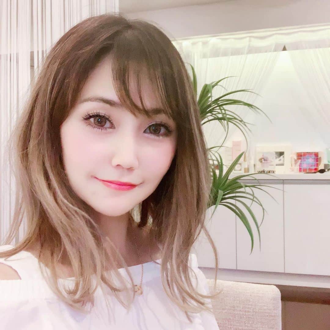 のインスタグラム：「恵比寿にあるエステサロンCielplendir～シエルプランディー～  @cielplendir で﻿ 【アンチエイジングプレミアムコース】を受けて来たよー♬﻿ ﻿ ﻿ 二台のマシンを使うコースなんだけど、﻿ ﻿ 低周波でお顔の表情筋をしっかり動かしフェイスラインをスッキリさせてくれる#ミシレルト で、しっかりリフトアップ🙌✨﻿ ﻿ 皮下１０㎝まで美容液を導入出来る最新機器#エポレックス でお肌プルプルに😍✨✨﻿ ﻿ ﻿ 終わった後鏡を見てビックリ😳﻿ めっちゃリフトアップしてるー♡﻿ ﻿ 肌も柔らかくてプルプル❤️﻿ ずーっと触っていたくなるほど😍💕﻿ ﻿ 施術後1、２週間は効果が持続するみたいで、その間はお肌の吸収がよくなってるから﻿ いつも以上にたっぷり保湿する事が大事なんだって。﻿ ﻿ Before→Afterも載せたよー♬﻿ 最後の写真はスッピンなんだけど、超ツヤツヤで肌色もワントーン明るくなった♡﻿ ﻿ ﻿ 今なら、わたしの投稿を見たと伝えると﻿ 新規価格通常¥9,800が¥7,800に😳🤭✨﻿ ﻿ https://cielplendir.com/campaign.html﻿ ﻿ ﻿ 夏前にお疲れ肌に元気チャージしよーっ♡﻿ ﻿ ﻿ ﻿ #恵比寿エステ#恵比寿美容#エステ美容 ﻿ #シエルプランディー#Cielplendir ﻿ #恵比寿#pr#コラボベース﻿ #フェイシャルエステ#アンチエイジング﻿ #アラサー#アラサー美容#美肌﻿ #リフトアップ#ツヤ肌﻿ #美容好きな人と繋がりたい﻿ #美容マニア#美容好き﻿」
