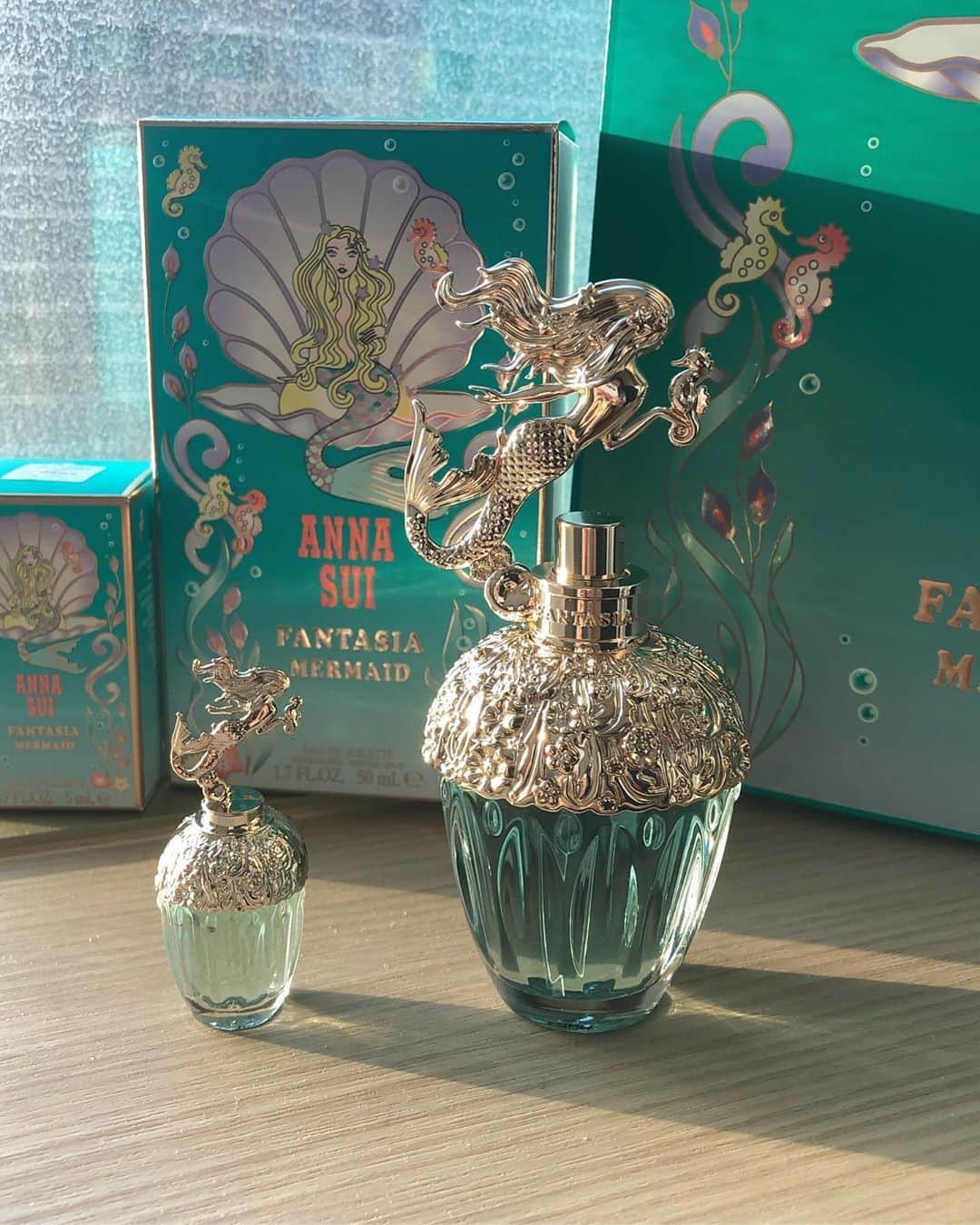 のインスタグラム：「. 『ANNA SUI COSMETICS（アナスイ コスメティックス） @annasuicosmetics 』から、マーメイドの世界観からインスパイアを受けた、幻想的なボトルデザインが乙女心をくすぐる「ファンタジアマーメイドオーデトワレ」が発売されました♩ . みずみずしい柑橘系と女性らしいフローラルを融合させた神秘的な香りに思わずドキッとしてしまうかも♡ . MERYでは他にも「かわいい」に近づくさまざまな情報を発信しています。 @mery.beauty コスメ・美容に特化した情報をお届け♡ @mery_spot 話題のカフェやお出かけスポットをご紹介！ こちらもぜひチェックしてみてください！ . . photo by @_leexlee . #MERY #regram #instagram #annasuimermaid #annasui #annasuicosmetics #parfume #fragrance #뷰티 #뷰티스타그램 #메이크 #메이크업 #annasui香水 #インスタ映え #アナスイ ＃香水 #マーメイド #フレグランス #ファンタジアマーメイドオーデトワレ #アナスイコスメティックス #ファンタジアオーデトワレ #モテ香水 #オーデトワレ #女子力向上委員会 #コスメ好きさんと繋がりたい #美容垢さんと繋がりたい #可愛いもの好きな人と繋がりたい #お洒落 #お洒落さんと繋がりたい #MERY女子 #メリー」