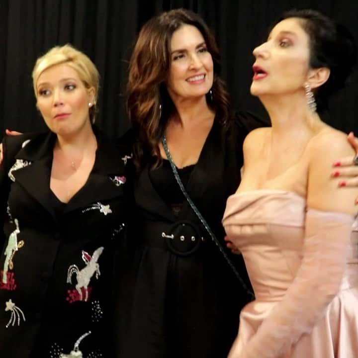 ファチマ・ベルナルデスのインスタグラム：「Sobre ontem à noite.  Que encantamento ver no palco três gerações: #zizieluizaoshow faz sorrir, chorar, cantar. Lucca, ainda na barriga, deve ter adorado. Como nós.」