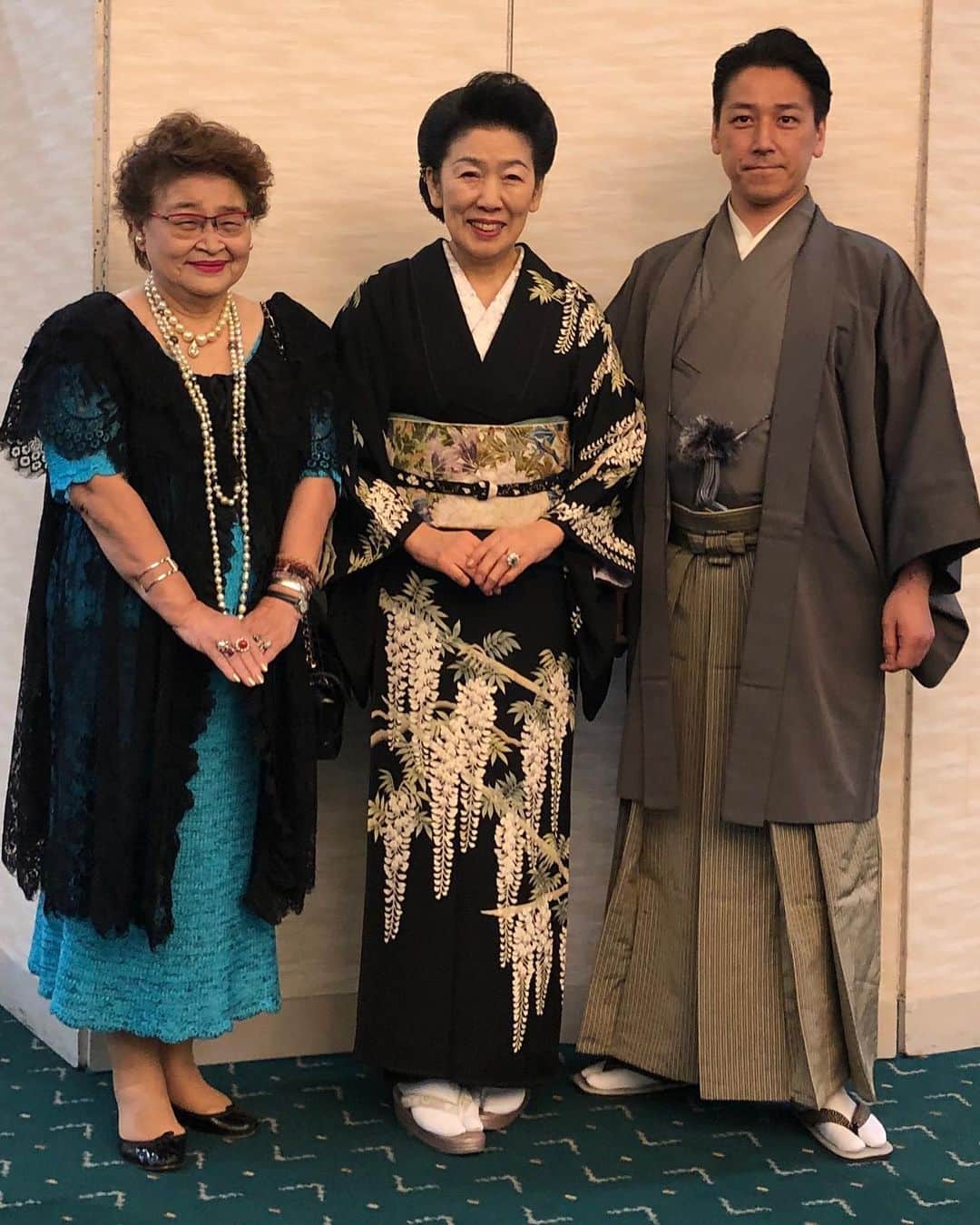 和泉元彌さんのインスタグラム写真 - (和泉元彌Instagram)「20190512 @習志野  片平礼法きもの学院40周年にあたり 習志野文化ホールにて 「永遠に伝えたい日本の美と心」 と題したイベントが 盛大に開催されました。  日本の着物の美しさを始め また、立ち居振る舞いを含め 生活の端々に 心の通った美しさがある日本。 「衣」「食」「住」の文化にも 理にかなった美しさがある。  生活の一番身近にある文化である 「衣」文化から日本の文化、 心の美しさ、素晴らしさを 現代の日本人に 着実に伝える活動をされている 片平和子先生はじめ多くの皆様の 今後ますますのご活躍を 心よりお祈りしております。  そして、楽屋を訪ねてくださったのが ❗️ あのKENSOさんの奥様 鈴木浩子さん！  船橋市議会議員を経て、 千葉県議会議員に。 久々の再会に大興奮でした。 明るく美しい口跡と姿に 千葉の未来の明るさを感じました。 またご縁がある気がします。 KENSOさんの近況を伺い、 変わらぬご活躍と強い志に 心がワクワクしました。  そしてこの日は、 母の日。 「こちらが私の母 和泉節子でございます。」 まだまだ元気でいて欲しいし、 いてくれると信じています。 みんな仲良く笑顔の和泉流宗家で！  仲良きことは美しきかな  いろんな美しさを 身につけていけるよう これからも精進いたします。」6月1日 8時16分 - izumimotoya
