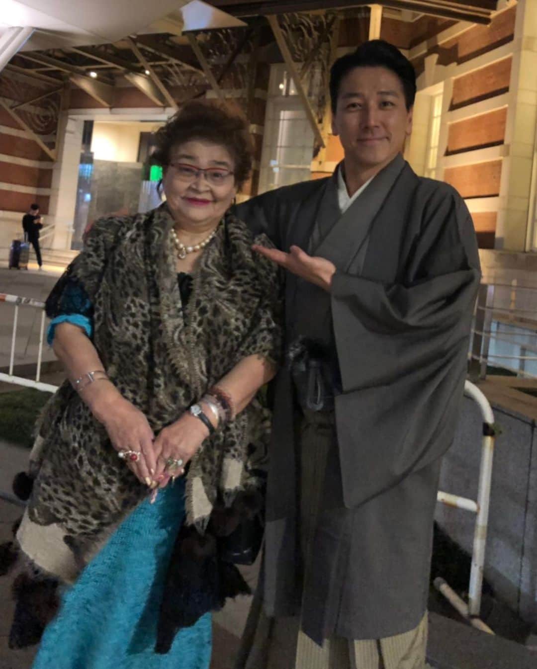 和泉元彌さんのインスタグラム写真 - (和泉元彌Instagram)「20190512 @習志野  片平礼法きもの学院40周年にあたり 習志野文化ホールにて 「永遠に伝えたい日本の美と心」 と題したイベントが 盛大に開催されました。  日本の着物の美しさを始め また、立ち居振る舞いを含め 生活の端々に 心の通った美しさがある日本。 「衣」「食」「住」の文化にも 理にかなった美しさがある。  生活の一番身近にある文化である 「衣」文化から日本の文化、 心の美しさ、素晴らしさを 現代の日本人に 着実に伝える活動をされている 片平和子先生はじめ多くの皆様の 今後ますますのご活躍を 心よりお祈りしております。  そして、楽屋を訪ねてくださったのが ❗️ あのKENSOさんの奥様 鈴木浩子さん！  船橋市議会議員を経て、 千葉県議会議員に。 久々の再会に大興奮でした。 明るく美しい口跡と姿に 千葉の未来の明るさを感じました。 またご縁がある気がします。 KENSOさんの近況を伺い、 変わらぬご活躍と強い志に 心がワクワクしました。  そしてこの日は、 母の日。 「こちらが私の母 和泉節子でございます。」 まだまだ元気でいて欲しいし、 いてくれると信じています。 みんな仲良く笑顔の和泉流宗家で！  仲良きことは美しきかな  いろんな美しさを 身につけていけるよう これからも精進いたします。」6月1日 8時16分 - izumimotoya