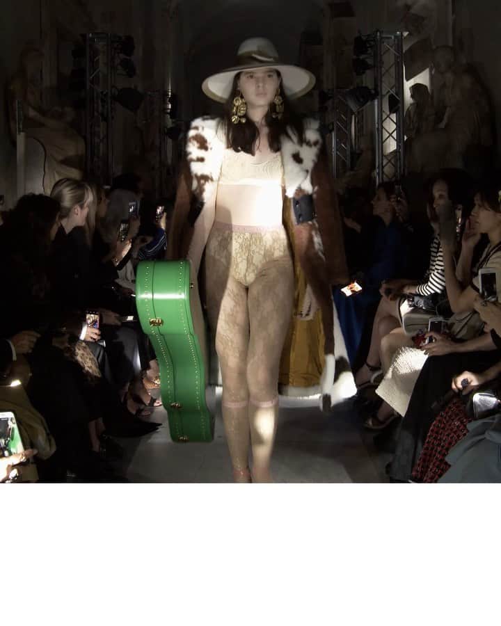 のインスタグラム：「On the runway with the #GucciCruise20 show by @alessandro_michele, a model walked with a guitar case with ‘Gucci Band’ written on one side and a quote by historian and archeologist Paul Veyne: “Car seule l'antiquité païenne éveillat mon désir, parce que c'était le monde d'vant, parce que c'était un monde aboli.” “Only pagan antiquity awakens my desire, because it was an advanced world, because it was an abolished world.” @museiincomuneroma. #AlessandroMichele #MuseiCapitolini See a video of the collection through link in bio.」