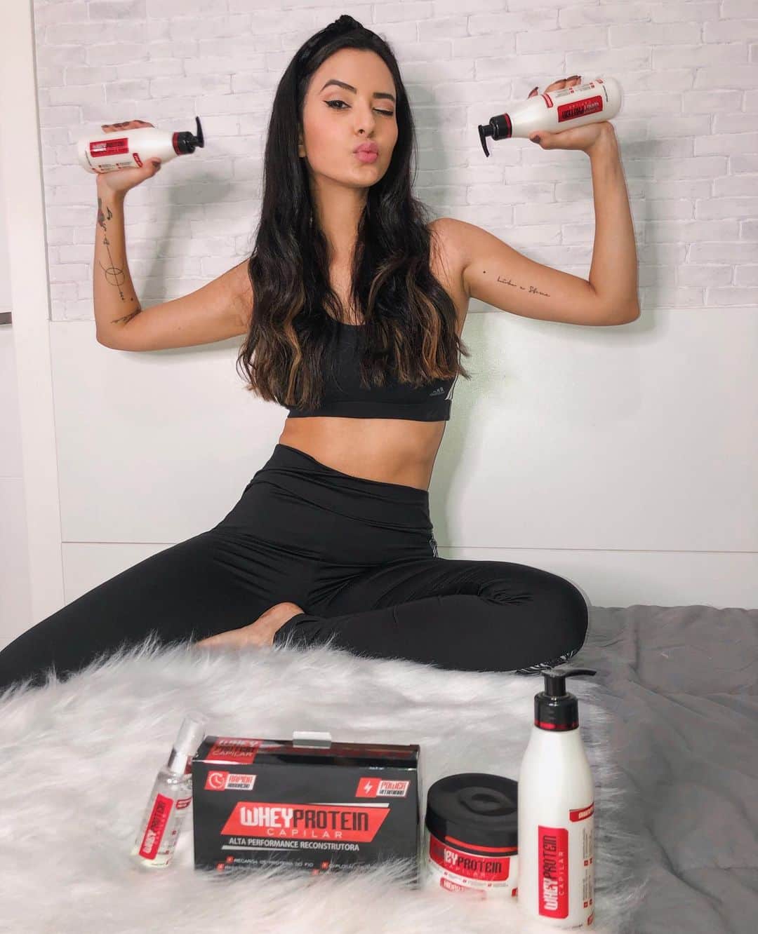 Gabriela Salesのインスタグラム：「Único Whey Protein possível no momento kkkkk. Posso não ser fitnãs, mas o meu cabelo... amor! GracyanneBarborizado da vida real! Recebi piscininhas de produtos da @multitrat , incluindo essa linha de reconstrução. Eles vendem nas melhores casas de cosméticos e também no site que está na bio do insta deles. Já usaram algo da marca? Me contem! #PubliDeShanaya kkk」