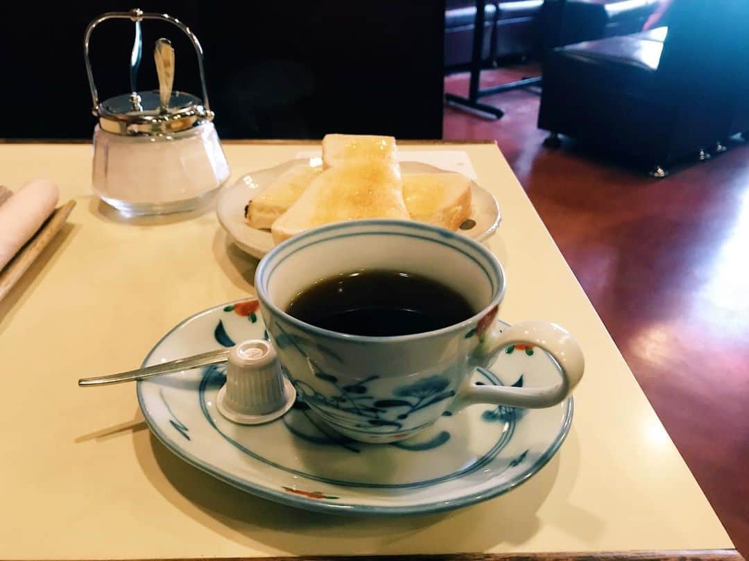 のインスタグラム：「トミー@豊川 愛知は喫茶店がいっぱいあって良いねー。 今日はACC@森道市場！ 遊園地ステージのトップバッターですー！ #森道市場 #awesomecityclub」