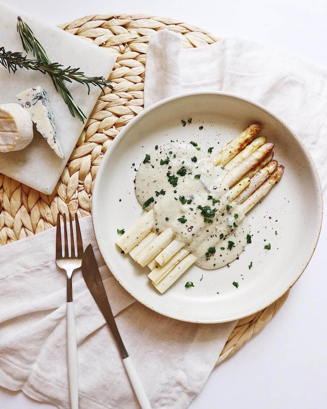 さんのインスタグラム写真 - (Instagram)「・ おはようございます。ホワイトアスパラ×ゴルゴンゾーラチーズのソース朝ごはん🍴 北海道からまなちゃんがホワイトアスパラも送ってくれてアスパラ祭りな最近🤤 ・ ・ #breakfast #petitdejeuner #asperges #asparagus #akahanitable #朝ごはん #アスパラ」6月1日 8時14分 - natsukoakahani