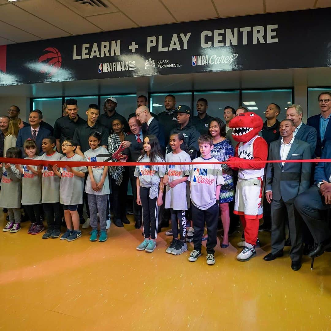 トロント・ラプターズさんのインスタグラム写真 - (トロント・ラプターズInstagram)「Spent the day with some new friends over at the newly created @nbacares Learn & Play Centre at the Jimmie Simpson Recreation Centre in Toronto. #ThisIsWhyWePlay」6月1日 8時14分 - raptors