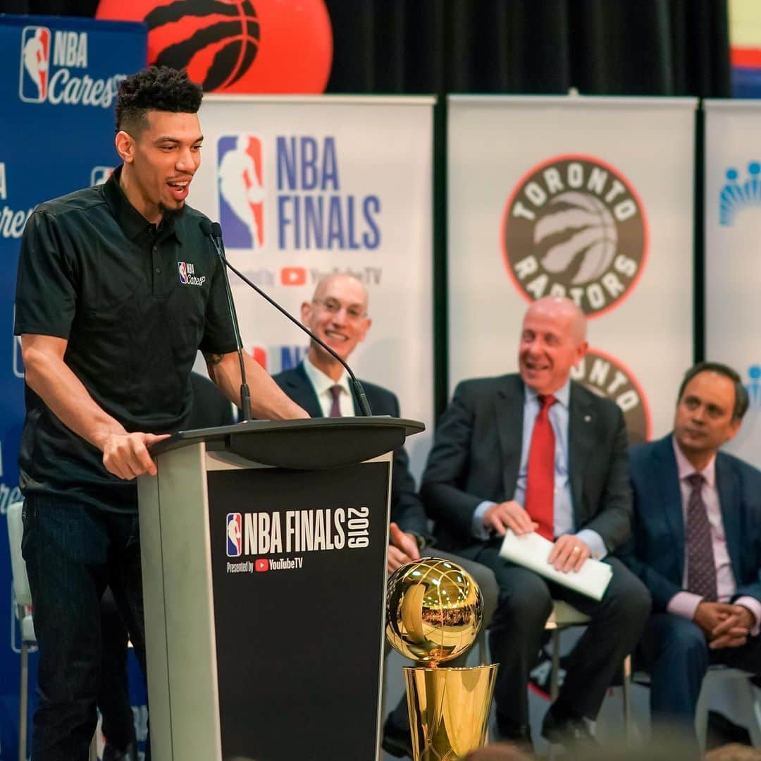 トロント・ラプターズさんのインスタグラム写真 - (トロント・ラプターズInstagram)「Spent the day with some new friends over at the newly created @nbacares Learn & Play Centre at the Jimmie Simpson Recreation Centre in Toronto. #ThisIsWhyWePlay」6月1日 8時14分 - raptors