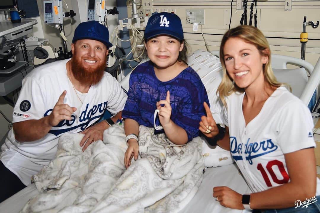 Los Angeles Dodgersさんのインスタグラム写真 - (Los Angeles DodgersInstagram)「The Red Dream.  This morning, @redturn2 spent some time visiting young patients at @uclahealth!」6月1日 8時16分 - dodgers
