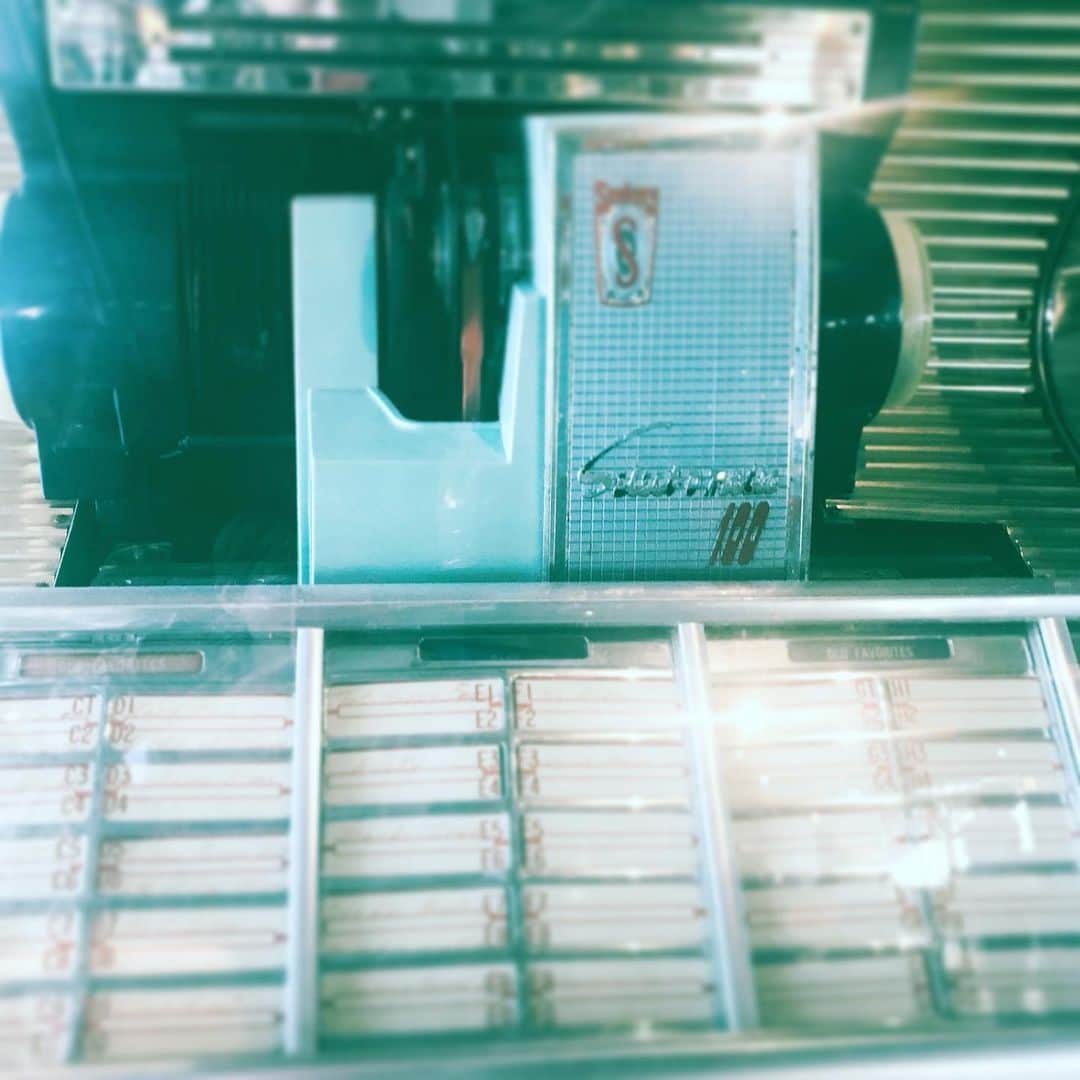 のインスタグラム：「#jukebox #vintage #music #bar #blue #saturday」