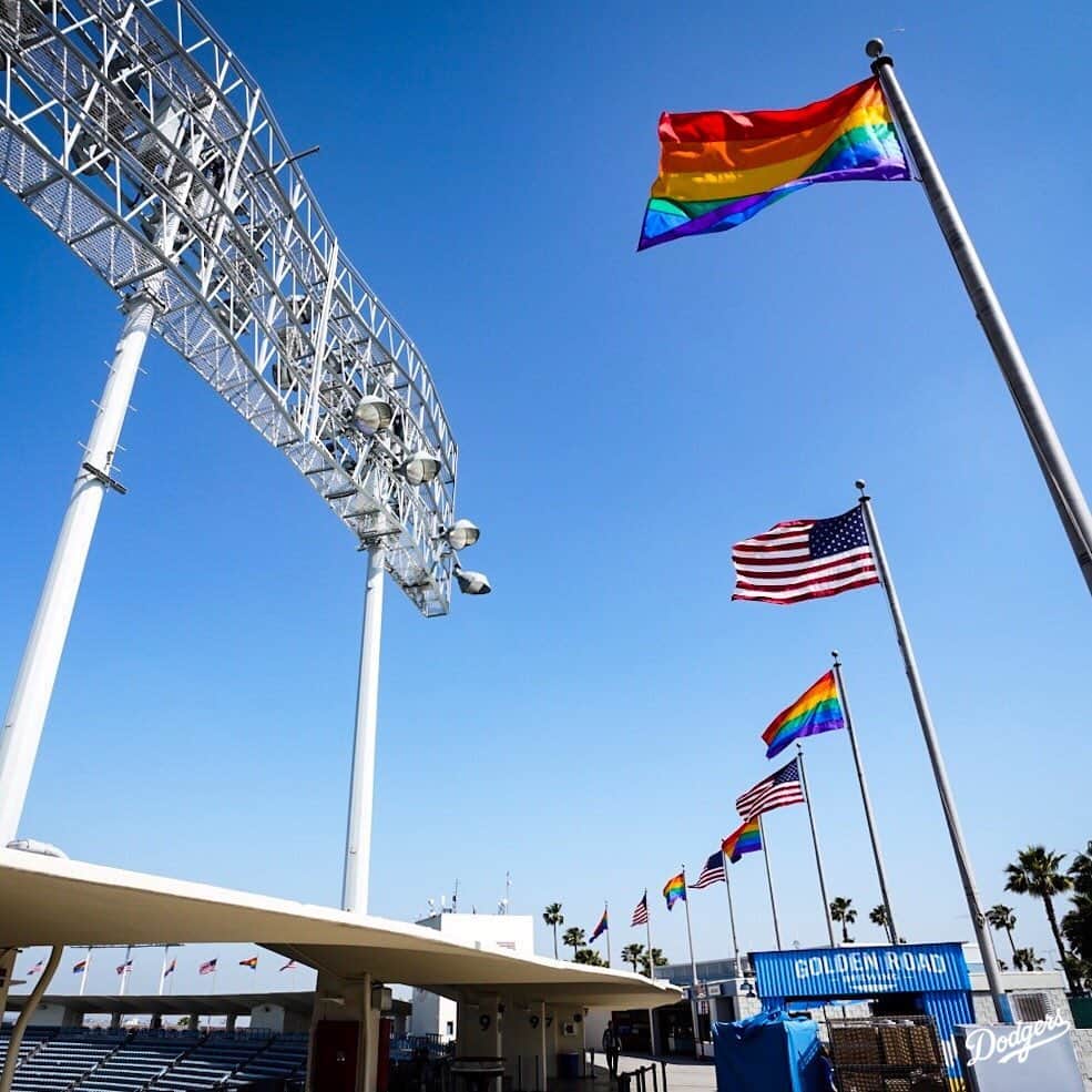 Los Angeles Dodgersさんのインスタグラム写真 - (Los Angeles DodgersInstagram)「‪For the first time ever at Dodger Stadium, the LGBT flag flies alongside the American flags. #LGBTNight ‬」6月1日 8時35分 - dodgers