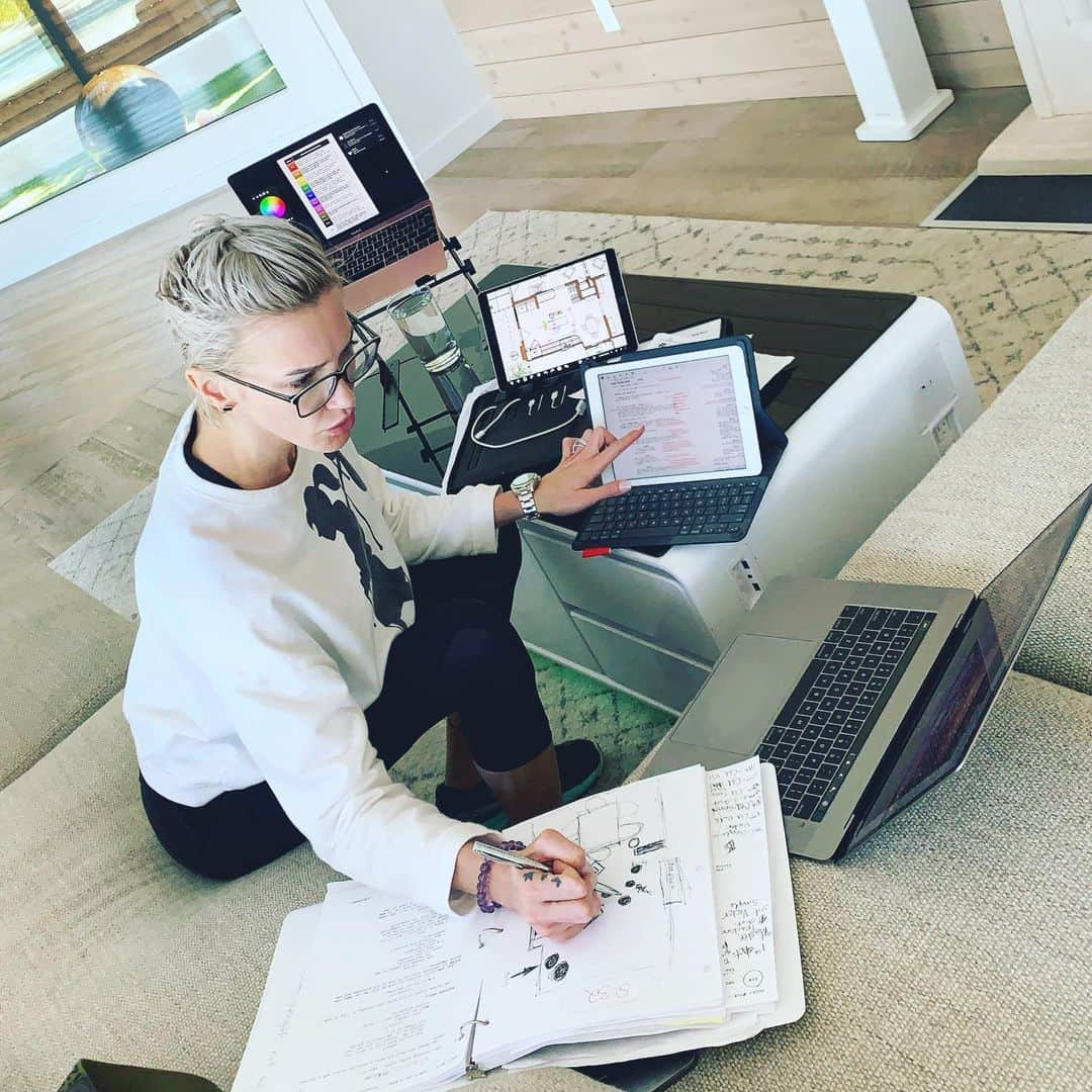 ケイティ・キャシディさんのインスタグラム写真 - (ケイティ・キャシディInstagram)「My Friday 👩🏼‍💻🤓👩🏼‍💻 What does yours look like??? 😂🤣😂 #LearnSomething #ContinueEvolving AKA #PutDownYourPhone more often :)」6月1日 8時49分 - katiecassidy