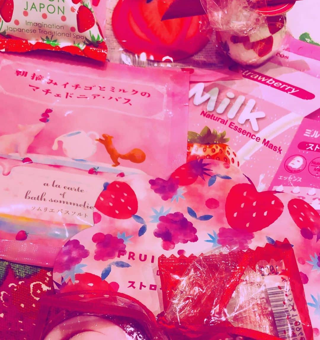 のインスタグラム：「よくまあ集めて下さいました🍓 ありがとう🍓  #プレゼント #いちご #苺 #イチゴ  #いちごがすき #ストロベリー  #藤田朋子 #贈物 #ギフト#strawberry #tomokofujita #bathbubble #present#gift #atheart」