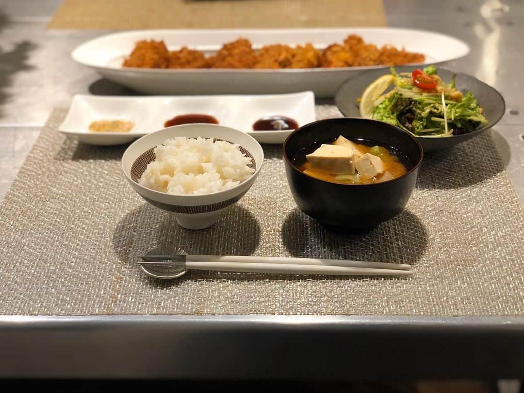 神崎恵さんのインスタグラム写真 - (神崎恵Instagram)「新幹線で🚄名古屋に向かっています。 ビューティ講座。今日で一区切り。 今夜のごはんは何にしようかなとぼんやり考えながら、昨晩のごはんの画像を見直して。 今夜はお魚とかにしようかな🐟 昨晩は、ヒレカツ。 この長いお皿にずらりと並んだカツ。パパさんはひとりであっという間に平らげてくれます。圧巻。爽快。ありがとう。 息子たちにもそれぞれお皿に。おろしポン酢、ソース、にんにく岩塩、好きなもので。 長男はポン酢と塩派。 次男はいろいろ味を変えて。 三男はソースlove。 みんなそれぞれで楽しいです。 お野菜たっぷりの担々麺も美味しかったなぁ。四枚目の画像。 暑い日は、辛いもので食欲増進。 担々麺は冷やしても美味しいから家族から好評です。 スープは、麺つゆと豆乳に豆板醤と白練りごまにごま油をまぜるだけで簡単美味しい。好みで水を加えて。 ごま油で炒めた豚ひき肉と長ネギのみじん切りに鷹の爪、豆板醤、麺つゆ、おろしにんにく、おろし生姜、酒で炒め味をつけたものをのせて、お野菜にたまご、すりごまにラー油をかけて。  到着までもう少し、原稿書きします💻  #おうちごはん」6月1日 8時52分 - megumi_kanzaki