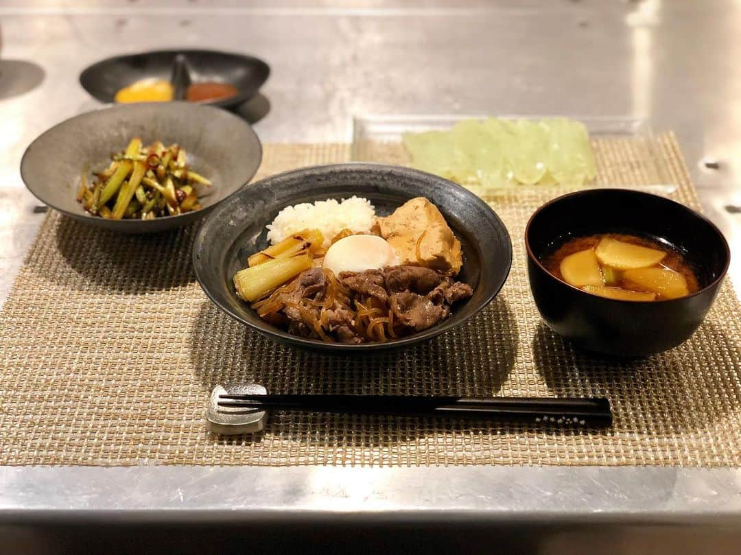 神崎恵さんのインスタグラム写真 - (神崎恵Instagram)「新幹線で🚄名古屋に向かっています。 ビューティ講座。今日で一区切り。 今夜のごはんは何にしようかなとぼんやり考えながら、昨晩のごはんの画像を見直して。 今夜はお魚とかにしようかな🐟 昨晩は、ヒレカツ。 この長いお皿にずらりと並んだカツ。パパさんはひとりであっという間に平らげてくれます。圧巻。爽快。ありがとう。 息子たちにもそれぞれお皿に。おろしポン酢、ソース、にんにく岩塩、好きなもので。 長男はポン酢と塩派。 次男はいろいろ味を変えて。 三男はソースlove。 みんなそれぞれで楽しいです。 お野菜たっぷりの担々麺も美味しかったなぁ。四枚目の画像。 暑い日は、辛いもので食欲増進。 担々麺は冷やしても美味しいから家族から好評です。 スープは、麺つゆと豆乳に豆板醤と白練りごまにごま油をまぜるだけで簡単美味しい。好みで水を加えて。 ごま油で炒めた豚ひき肉と長ネギのみじん切りに鷹の爪、豆板醤、麺つゆ、おろしにんにく、おろし生姜、酒で炒め味をつけたものをのせて、お野菜にたまご、すりごまにラー油をかけて。  到着までもう少し、原稿書きします💻  #おうちごはん」6月1日 8時52分 - megumi_kanzaki