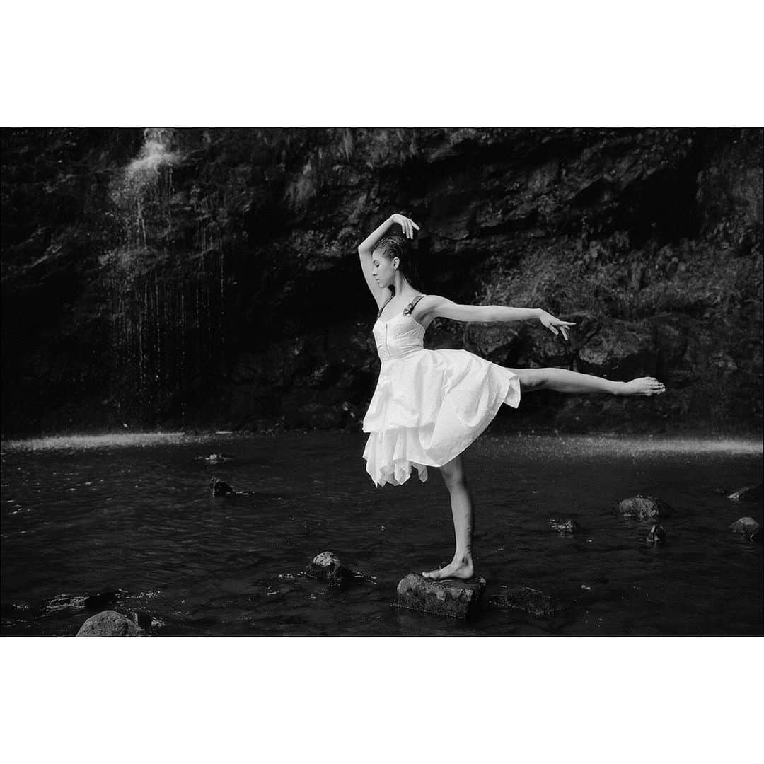 ballerina projectさんのインスタグラム写真 - (ballerina projectInstagram)「We will be celebrating the 18+ years of the Ballerina Project over the next month as we near our conclusion this July. Here are look backs at that best moments that best represent the project from the past 2 decades.  Here is a collection of images that Zarina and I created on Maui. #ballerina - @zarstah #maui #hawaii #hana #haleakala #bigbeach #ballerinaproject #ballerinaproject_ #ballet #dance #zarinastahnke  With the conclusion of the Ballerina Project we will also be concluding the sale of all our limited edition prints. We have a small selection of large format limited edition prints for sale in our Etsy store. Link to our Etsy store is located in our accounts profile. If you are interested in purchasing an image not available on Etsy as a large format limited edition print just email us at the address also located in our profile for details.  Thank you to all the ballerinas that have collaborated with myself to create the images of the Ballerina Project. Thank you to the followers and supporters of the Ballerina Project that help spread our imagery throughout this world.」6月1日 9時00分 - ballerinaproject_