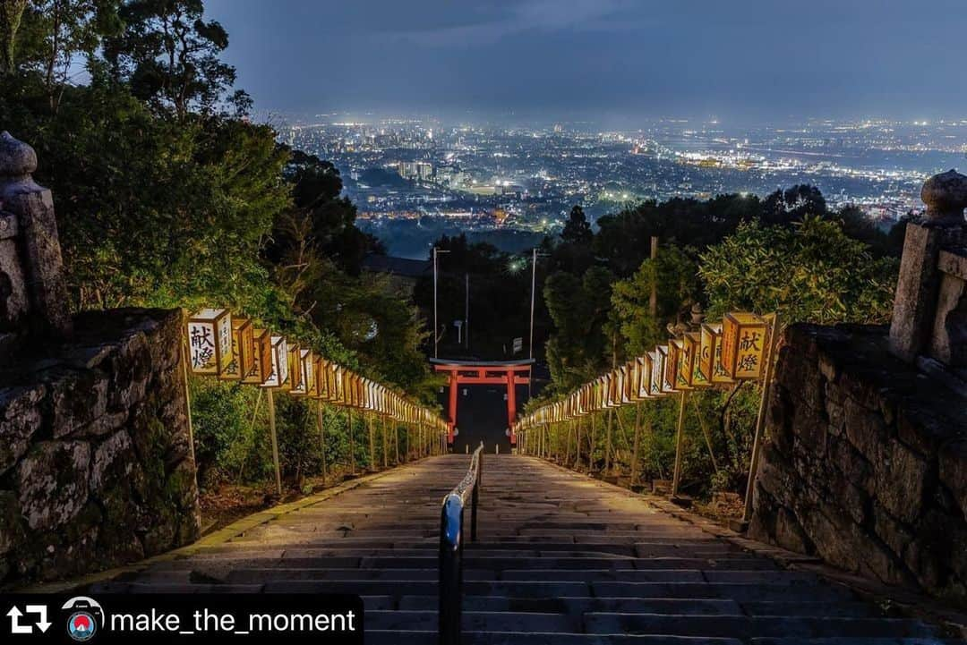 ラグビーワールドカップさんのインスタグラム写真 - (ラグビーワールドカップInstagram)「. 今日は #写真の日 📸 . #repost @make_the_moment ・・・ .⠀ Location：#fukuoka⠀ Photo by Junji Higashi（ @junji.higashi ）⠀ .⠀ ［高良大社⠀ ～1600年以上の歴史がある九州総社ともいわれる神社で、社殿は九州最大の大きさ。また絶景が楽しめるパワースポットとしても有名で、特に最近は夜景の美しさを楽しみに訪れる方も多い～］⠀ .⠀ ラグビー観戦とともに、この美しい景色もぜひ巡ってみてくださいね。⠀ .⠀ 本アカウントでは、大会に関する情報や開催都市のフォトアンバサダーによる投稿に加え、3つのハッシュタグ「#RWC2019」 「#rwc2019_moment」 「開催都市名ハッシュタグ（*）」を添えて投稿いただいた皆さまからの作品もご紹介。開催都市の魅力を発見し、一緒に大会を盛り上げましょう！⠀ .⠀ (*)本アカウントへの投稿については @make_the_moment のプロフィールに固定しているハイライトからご覧ください。⠀ //////////////////////////////⠀ ［Kora Taisha Shrine⠀ ~It is said that this shrine has more than 1600 years of history, and  building of the shrine is the largest in Kusyu. Recently people are coming to enjoy the beautiful night view from the top of the stairs.~］⠀ .⠀ Why not take in this beautiful scenery while you're here in Japan for the rugby?⠀ .⠀ On this account, in addition to sharing information about Rugby World Cup 2019 and the posts taken by the photo ambassadors, we will also be sharing your photos taken at the host cities that are posted with the three hashtags 「#RWC2019」, 「#rwc2019_moment」, 「host cities hashtag (*)」 ! We are looking forward to your participation!⠀ .⠀ (*) For details on how to send your photos to our account, please see our Instagram Highlights under the @make_the_moment account profile.⠀ .⠀ #RWC2019 #rwc2019_moment #makethemoment #canon #ilovejapan #Japan #photo #travel #instagood #photospot #RWC #rugby #goodphotospot #visitjapanjp #今年はラグビーイヤー」6月1日 9時01分 - rugbyworldcupjp