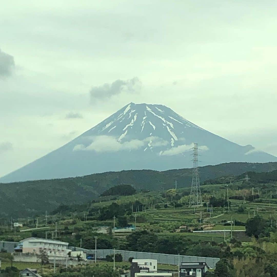 本城聡章さんのインスタグラム写真 - (本城聡章Instagram)「おはよら6月1日ご機嫌いかが？弾き語りツアーは再び西へ今宵は@南堀江knaveでお逢いしましょう(^_−)−☆ #富士山🗻黒いよ #本城聡章」6月1日 9時04分 - honjo