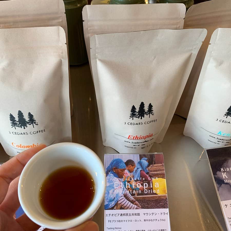 齊藤美絵さんのインスタグラム写真 - (齊藤美絵Instagram)「ついに明日は、マナビル学園祭🌈🍀 美味しいもの色々ある中で、 やはり最後は美味しいコーヒーを いただきたい☕️✨ 今回、生産者のところに直接行き、 (今はホンジュラスに！) 自家焙煎を行う3CEDARS COFFEEが 出店して下さることになりました✨ @3cedarscoffee  とっても人氣のお店なので、 喜ぶ人多数！！！ 先日、西大分のお店に行って 水出しのアイスコーヒーを頂きました。  とても爽やかで、 暑さがスーッとひいていく リゾートの味わい♪ その名もバケーションブレンド🌺  明日もこの水出しアイスコーヒーはじめ、ホットコーヒー、コーヒー豆の販売をして下さいます✨  やはり焙煎したてが美味しいので、 是非こだわりの一杯を楽しんで下さい💕  #大分上野マナビルプロジェクト #大分 #上野 #マナビル学園祭 #3cedarscoffee #コーヒー #バケーションブレンド #水出しコーヒー #フードマエストロ #foodmaestro #ツタエルヒト。」6月1日 9時06分 - saitomie