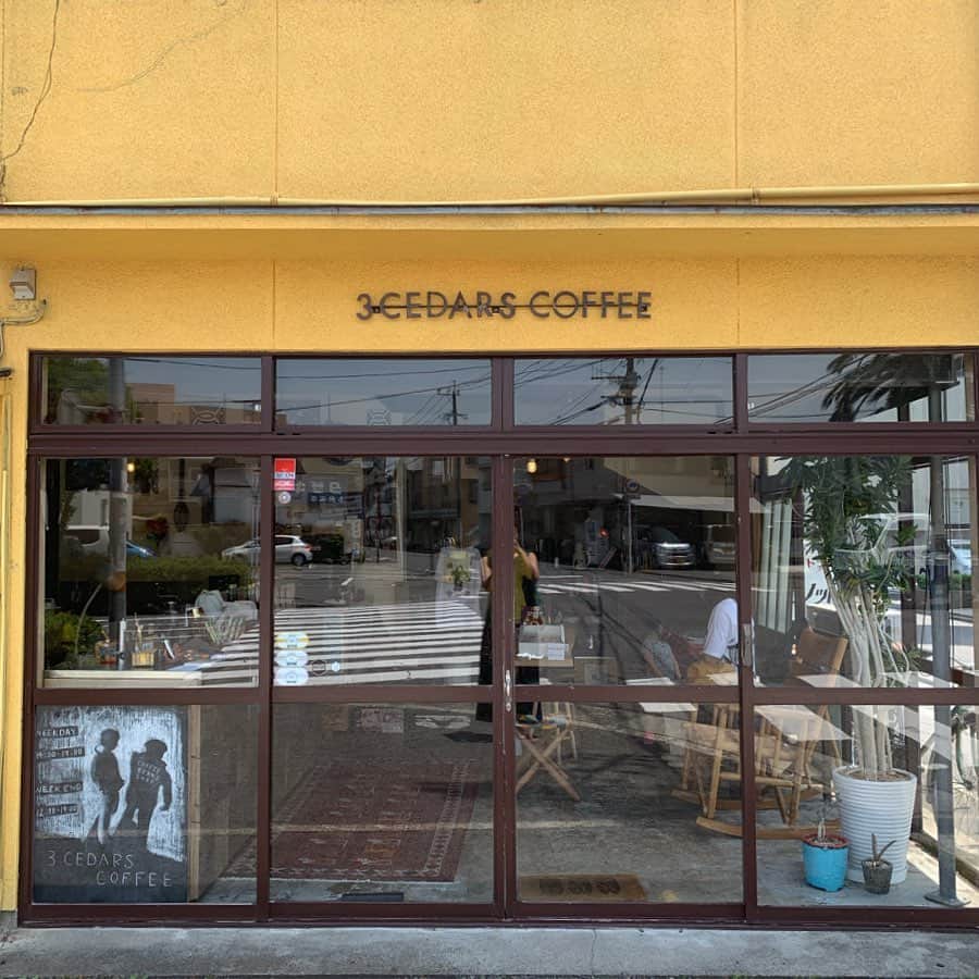 齊藤美絵さんのインスタグラム写真 - (齊藤美絵Instagram)「ついに明日は、マナビル学園祭🌈🍀 美味しいもの色々ある中で、 やはり最後は美味しいコーヒーを いただきたい☕️✨ 今回、生産者のところに直接行き、 (今はホンジュラスに！) 自家焙煎を行う3CEDARS COFFEEが 出店して下さることになりました✨ @3cedarscoffee  とっても人氣のお店なので、 喜ぶ人多数！！！ 先日、西大分のお店に行って 水出しのアイスコーヒーを頂きました。  とても爽やかで、 暑さがスーッとひいていく リゾートの味わい♪ その名もバケーションブレンド🌺  明日もこの水出しアイスコーヒーはじめ、ホットコーヒー、コーヒー豆の販売をして下さいます✨  やはり焙煎したてが美味しいので、 是非こだわりの一杯を楽しんで下さい💕  #大分上野マナビルプロジェクト #大分 #上野 #マナビル学園祭 #3cedarscoffee #コーヒー #バケーションブレンド #水出しコーヒー #フードマエストロ #foodmaestro #ツタエルヒト。」6月1日 9時06分 - saitomie