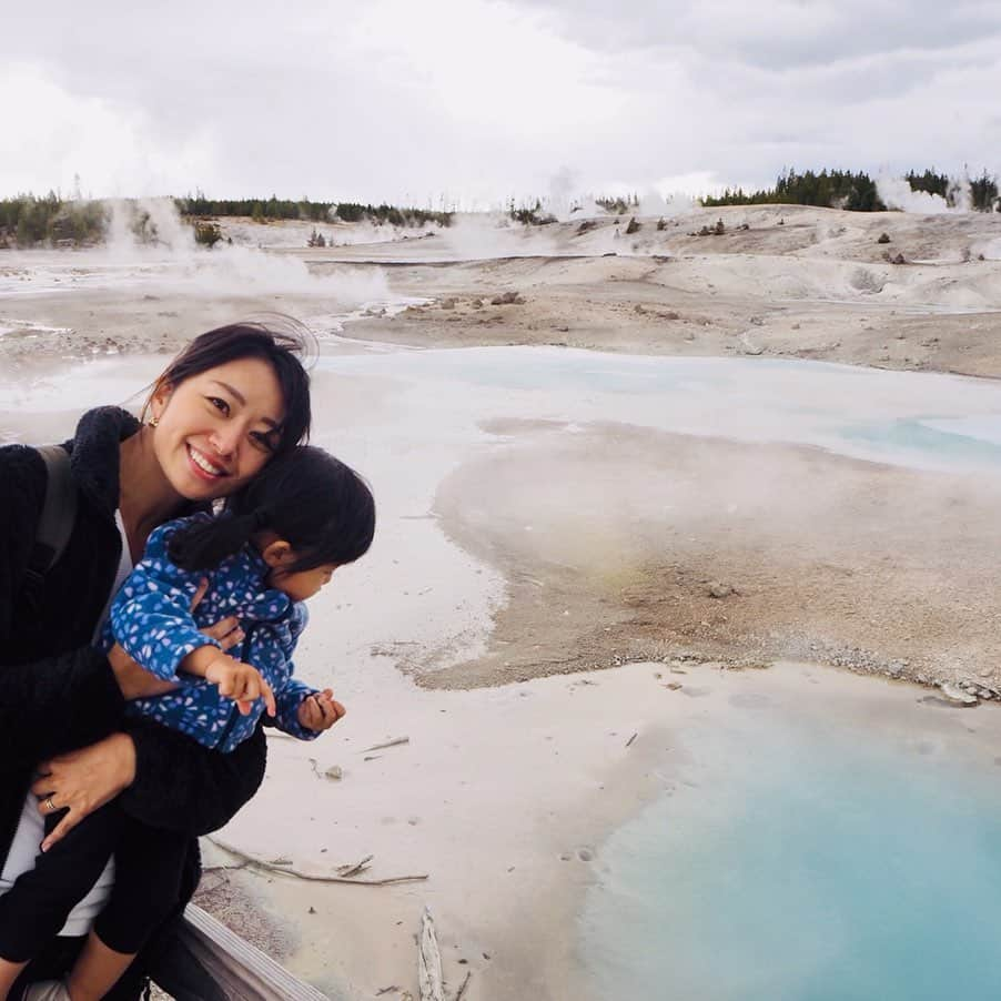 香山ひとみさんのインスタグラム写真 - (香山ひとみInstagram)「#アメリカ生活国内旅行編 Yellowstone National Park① . 塩湖の後は、イエローストーン国立公園へ！ . 世界最古の国立公園 イエローストーン。 およそ一万もの間欠泉♨︎の集まる火山地帯で、まさに生きる地球を感じられるダイナミックで壮大な場所😆 広さは9000k㎡、四国の半分ほどの大きさです！！広い！ 5月の末〜9月くらいまでがシーズンになります✨ 私たちは まだ寒い気候だったのと悪天候も重なり、 写真で綺麗な絶景は残せていないかもしれませんが... スポットごとに違った形で地球の生命力を感じさせるイエローストーンには、本当に圧倒されました。 グランドキャニオンは「静」の、地球の大地と歴史を感じられるけれど、 イエローストーンは「動」の、今、生きている地球を見られました🌎 . 📍Norris Geyser Basin（1-2） 地熱活動が最も活発なエリア。 見渡す限りあちこちに立ち上がる蒸気！活動的で、とても印象に残る景色。 📍Mammoth Hot Springs（3） 温泉に含まれている石灰が蓄積されてできたもの。 📍道路のすぐ脇を歩くバイソン（4-5） 野生動物をかなり近くで見られるのもイエローストーンの面白いところ✨ 道路上にも出て来て、「バイソン渋滞」が度々起きます😂 . 📍Old Faithful（6-7） 世界最大の間欠泉！毎日決まった間隔で噴出。時間はビジターセンター等で確認できます！沸騰した熱水が、40mほど噴き上がる姿はかなりの見応え！！大地の下にあるものすごい熱エネルギーを感じずにはいられない😂🔥 . 📍Old Faithful Inn（8-10） 世界最大のログハウス。直前のキャンセル狙いで予約が取れました✨吹き抜けのロビーと暖炉がとても素敵🥰」6月1日 9時09分 - hitomi.k24