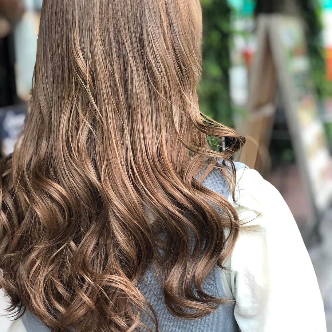 【北堀江・美容室 peaks hair】さんのインスタグラム写真 - (【北堀江・美容室 peaks hair】Instagram)「グレーパール^_^  ベージュが強めに入ったグレーパールです！  スタイリスト  堀口  #peakshair #ピークスヘアー#堀江#北堀江#美容室##Instahair#hairstyle#Instafashion#イルミナカラー#小顔#美意識#おしゃれな人と繋がりたい#おしゃれ#お洒落#ヘアアレンジ#ヘアスタイル」6月1日 9時11分 - peakshair