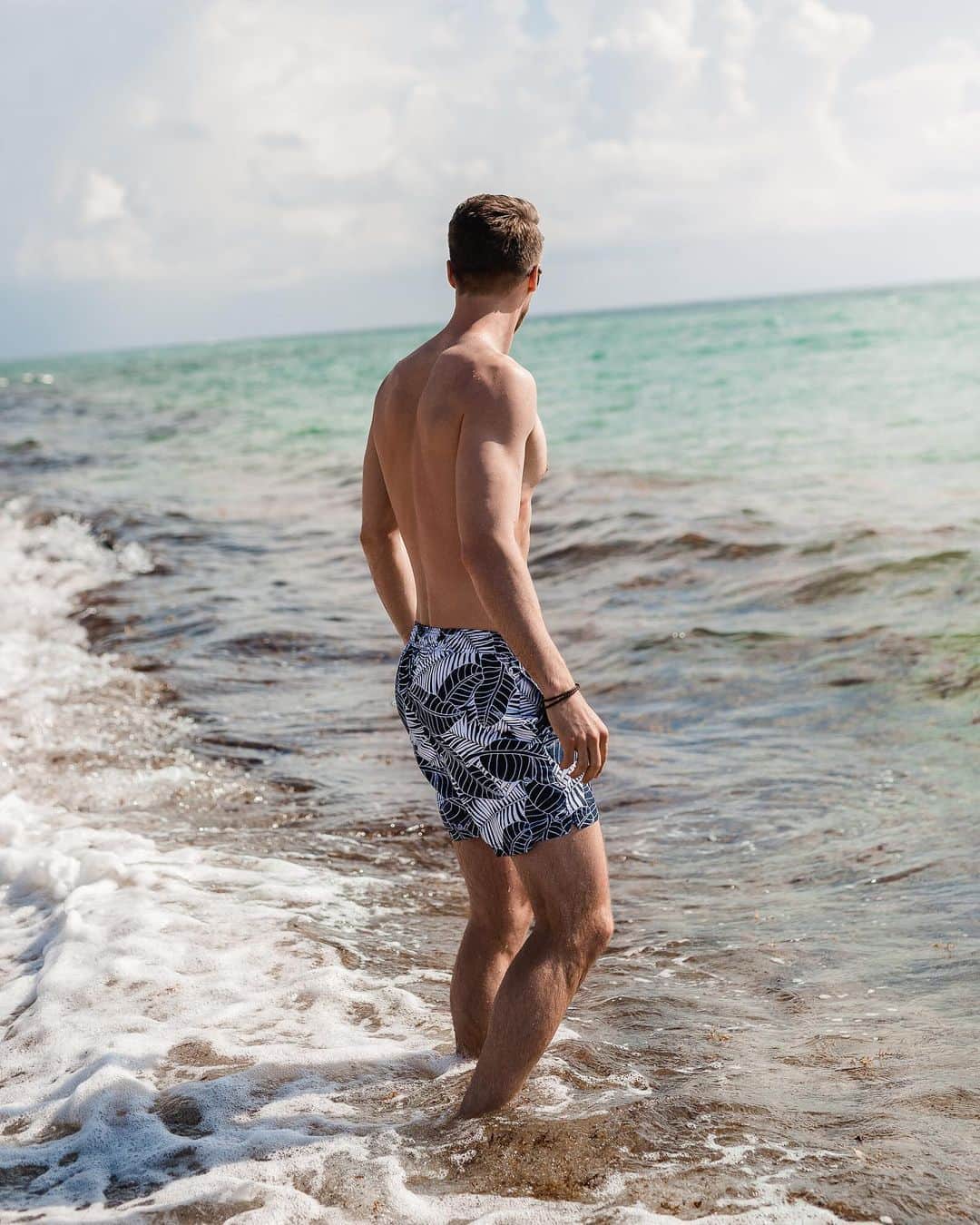 ペリーエリスのインスタグラム：「Casual comfort meets style with the Tree Print Swim Short. Tap to shop. 📷 @thecuff.co #LifeReadySince1976」