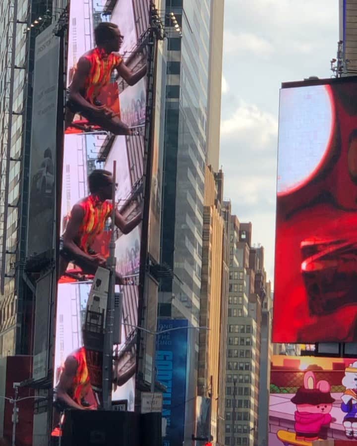 JONTE’のインスタグラム：「Released New Screen today in Times Square 💋. To be continued. Thanks to everyone involved for a successful day. @ramonibaynes @tarikcarroll @kooan @ssikdesigns @makeupbyslater @blackberryshauna @zojea • @jessconatser  @daphnejouanneteau @marlontaylorwiles @flyingundertheradar」