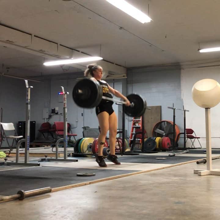 マッティ・ロジャーズのインスタグラム：「Just want to say hello and welcome back to some long lost snap in this EMOM of pause snatches. Day 2 back on some full snatches from the floor. The goal this week being the first week doing full lifts again was to hammer away at a ton of reps around 70% & see what the body would tolerate, but ended around 80% today. I’m at the point where I feel better and more normal pretty much every day & that is just so exciting because it’s been what feels like forever since I was pain free. Feels so good to be coming back」