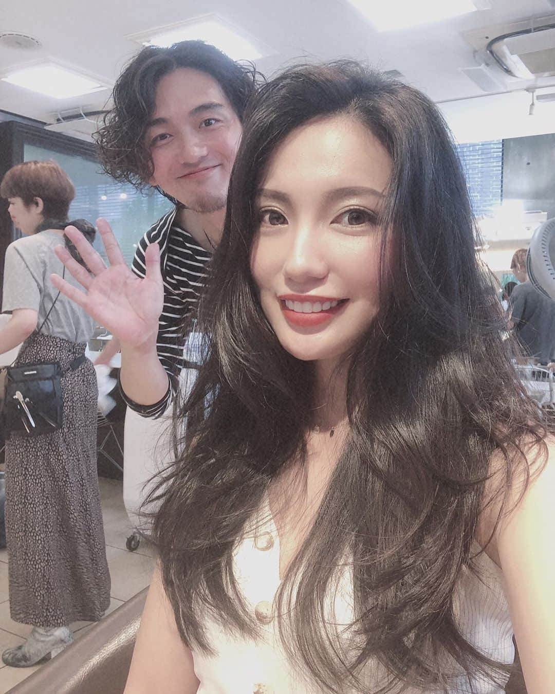 吉田愛璃のインスタグラム：「. . ‪ꫛꫀꪝ hair ❁*。 . . . デビュー当時からずーっとお世話になっていたアルティファータへ報告も兼ねて久しぶりに行ってきました♥  15センチくらい切ったかな？ 重さは残しつつ動きが沢山出るように✂️⋆͛*͛ ͙͛⋆͛ᐝ·̩͙ . イメージ通り過ぎて大満足♡!! これ巻いてないよ！ブローだけでこの動き！  まっつん、ありがとう💜💜💜 . . #newhair #黒髪ロング #レイヤーカット #神業 #artifata #カリスマ美容師 #コテいらず #でも切ったの気付いてもらえない #結構切ったのに #いつかはバッサリいくぞー」