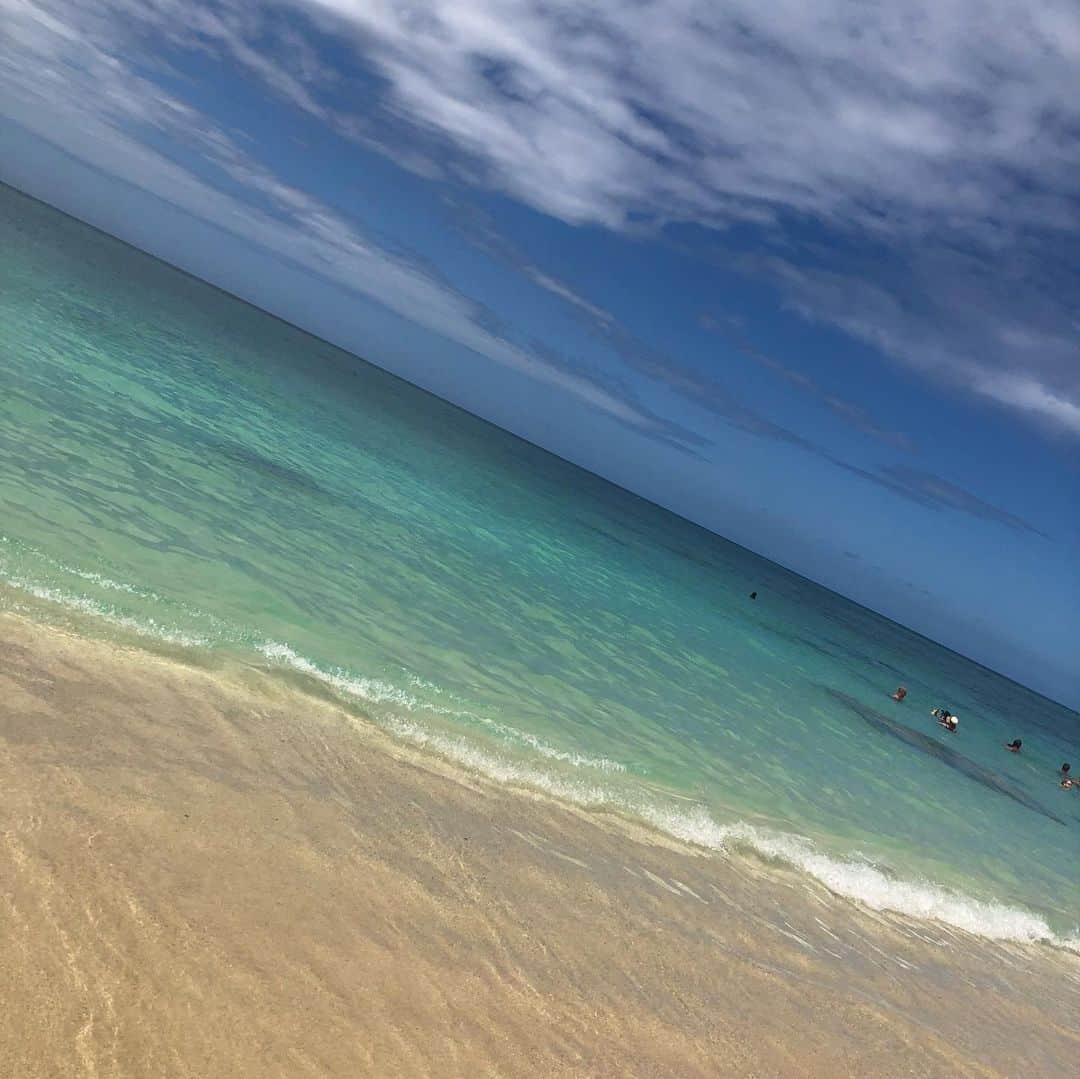 林弓束さんのインスタグラム写真 - (林弓束Instagram)「1枚目は #ラニカイビーチ 🐳 本当に透き通る海の美しさ！！✨ あとまわりのお家が可愛くて豪華🏠❤️ ラニカイビーチは波も全然なくてずっとぷかぷか気持ち良い🏝 ラニカイビーチにたどり着くまでも絶景ポイントがたくさんあって、本当に最高です✨ #yzktrip」6月1日 9時26分 - hayashiyuzuka