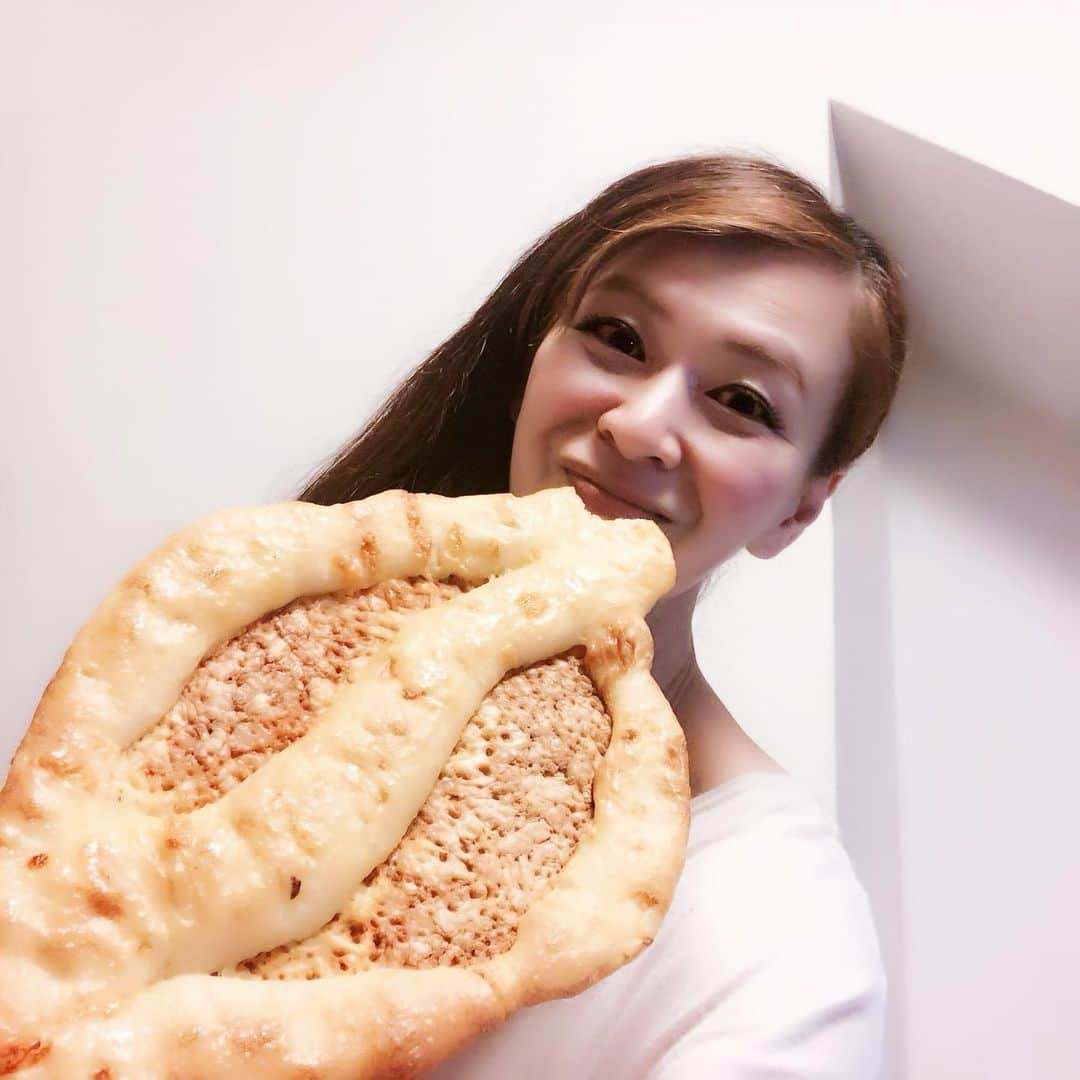 里井真由美さんのインスタグラム写真 - (里井真由美Instagram)「フランスパン🥖🇫🇷 プチフランスパンが花型に🌼 → チーズフランスパンも 実はめっちゃ大きいですー♪ ・ ・ 大好きなビゴの店のパン❤️🇫🇷 ・ ・ #フランスパン#パン#フランス#パン屋巡り #里井真由美#1級フードアナリスト里井真由美 #ビゴの店#ビゴ東京」6月1日 9時30分 - mayumi.satoi