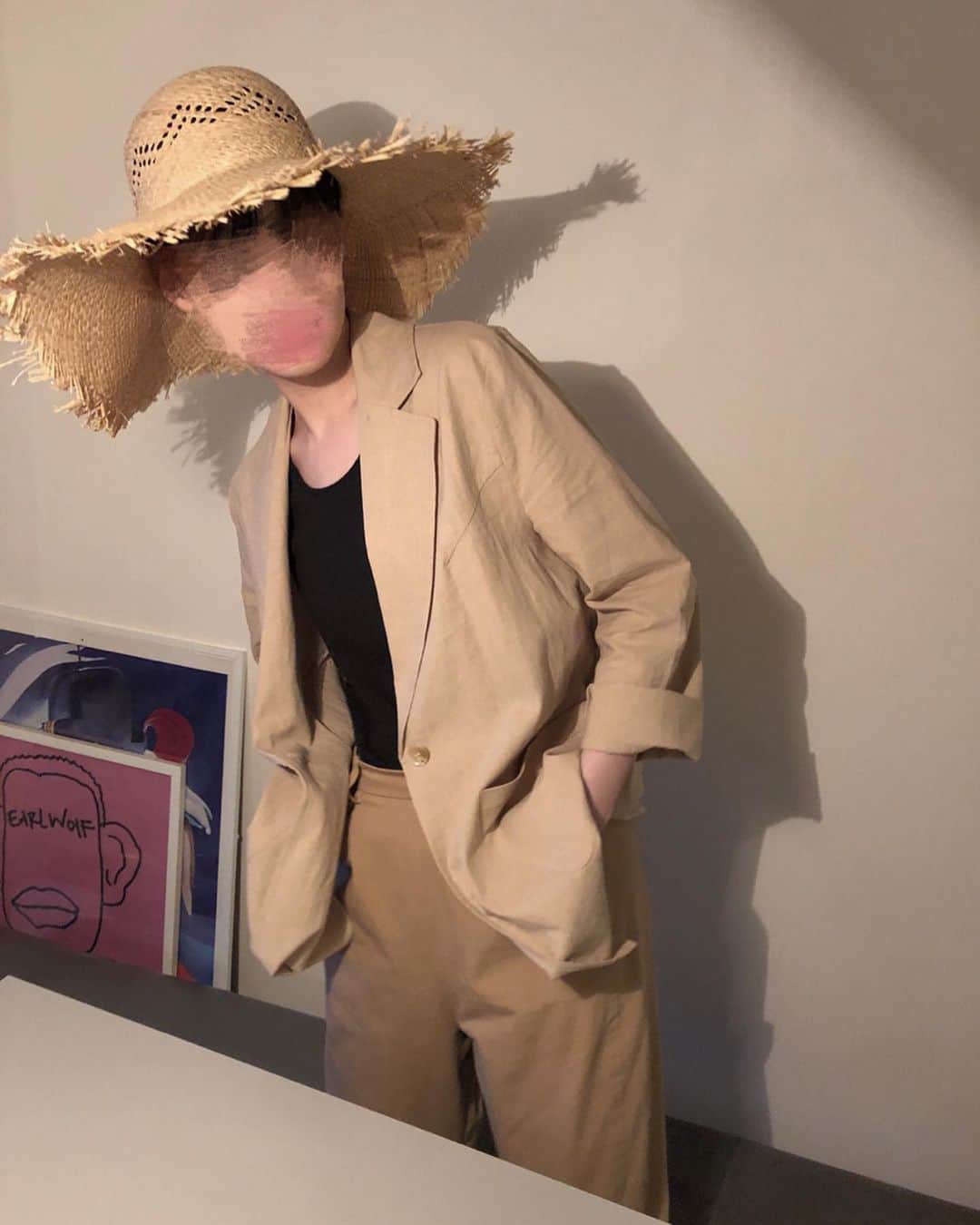のインスタグラム：「あと最近は、先月の買い付けで買ってきたものたちを日々着ています。  この薄手のジャケットがいまの時期すごく使える。日よけになるし、涼しいし、綿麻なのでガサッと扱えるし。  ジャケットって苦手意識があったけど、これは柔らかいからか、着てみたら意外にしっくりきて、いきなり今っぽくなるのでは、、と思っている。  麦わら帽も👒これをかぶって早く夏空の下に行きたいーー。  ふたつとも、6/2（明日だ！）から @isntshe_official にて青柳セレクト品として発売されるので、もし気になった人おりましたら、買えます。色違いでカーキもあるよ。  ちなみにこの写真の子は、身長170cmなので、私が着るともう少しオーバーサイズになる感じです。最後の写真は、外国人モデルさんてこういうポーズよくするよね、という表現だそうです。笑）」
