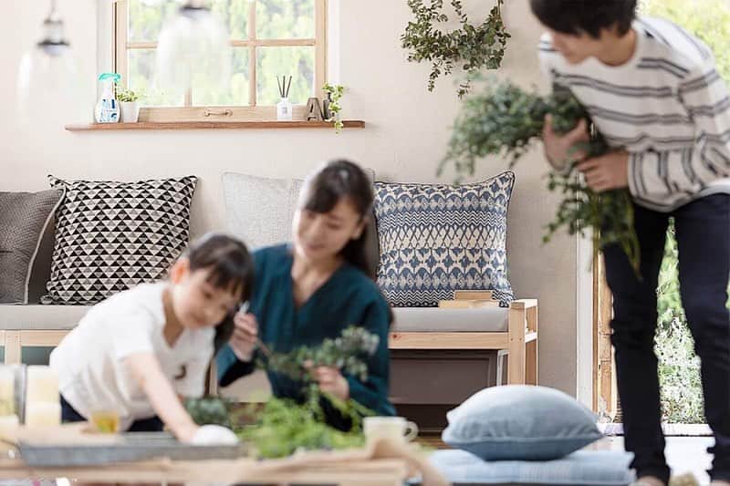 カインズさんのインスタグラム写真 - (カインズInstagram)「【カインズデザイン展 -vol.3-】 カインズと日用品メーカーによるデザインプロジェクト。 毎日の暮らしに欠かせない商品が、カインズだけのオリジナルデザインとして登場します。 . カインズの店舗・オンラインショップでしか手に入らない限定商品で、あなたの暮らしを、もっと楽しく、もっと心地よくしていきます。 . 今回のデザイン展では、日用品メーカー19社ご協力のもと毎日のシーンをたのしくしてくれる商品をご提案致します。 オンラインショップでは本日より、店頭では今週より順次スタート致します。 ぜひ、一度足を運んでみてくださいね。 ※一部店舗は対象外となります。ご了承ください。 . 特設サイトはこちら http://www.cainz.com/jp/design_exhibition/ . #カインズデザイン展 #カインズデザイン展vol3 #vol3 #メーカー #コラボ #オリジナルデザイン #くらし #たのしく #designexhibition #manufacturer #collaboration #originaldesign #life #fun #cainz #cainzhome #カインズ #カインズホーム #くらしにららら」6月1日 9時31分 - cainz_official