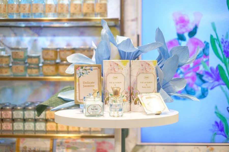 のインスタグラム：「EAU de SABON～SUMMER PARTY～💐 @sabon_japan うめだ阪急ポップアップショップでは、限定で香水キャップに名前の彫刻をしてくれます！ SABON人気の5種の香りから選べ、私はパチュリ ラベンダー バニラの香りに♡ 6月4日(水)まで、うめだ阪急本店2F エスカレーター前イベントスペースで開催中！ #ザボン#梅田#阪急」