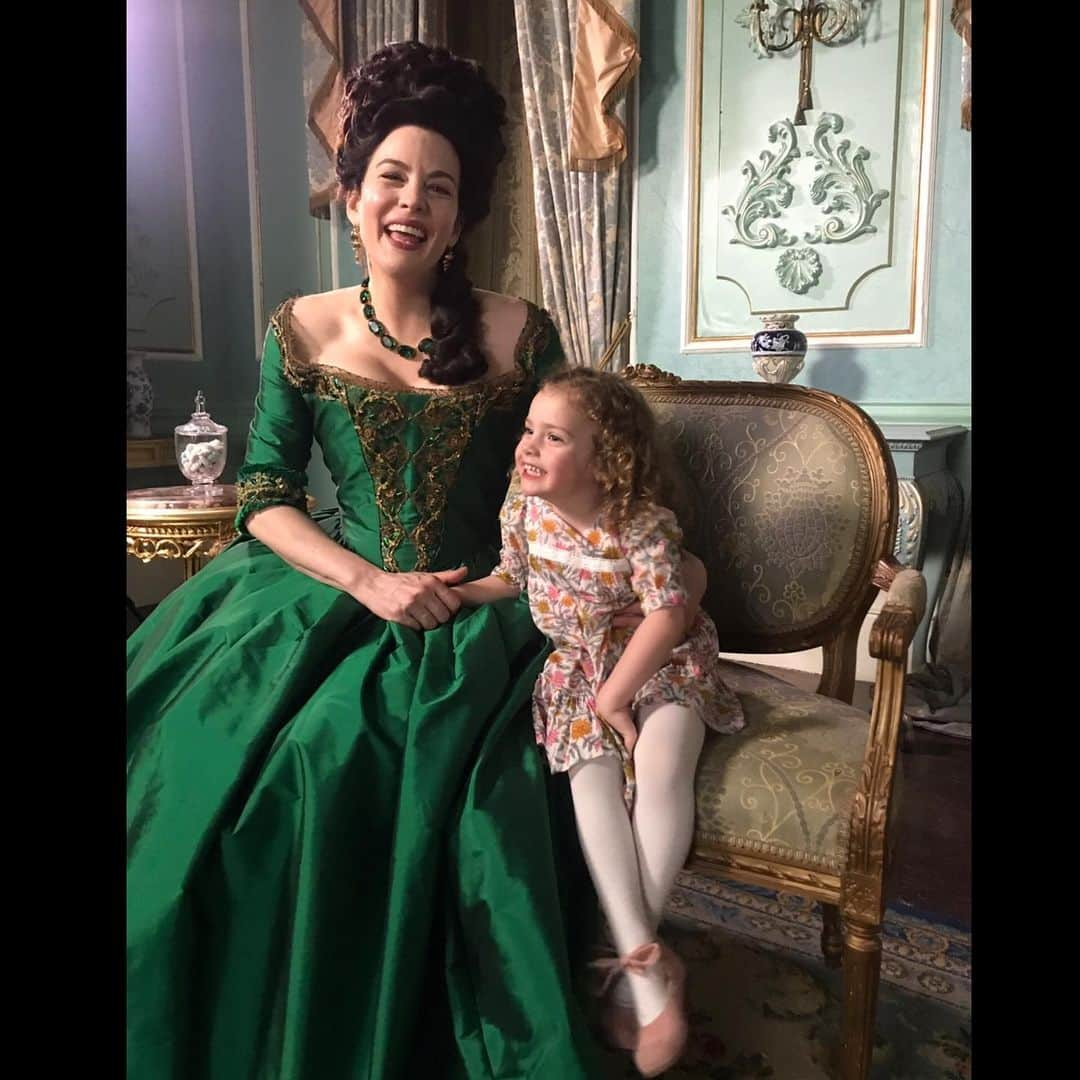 リヴ・タイラーさんのインスタグラム写真 - (リヴ・タイラーInstagram)「My baby girl visiting me on set @harlotsonhulu thank you @davidgardner for the best surprise 💗 Lula rose」6月1日 9時35分 - misslivalittle