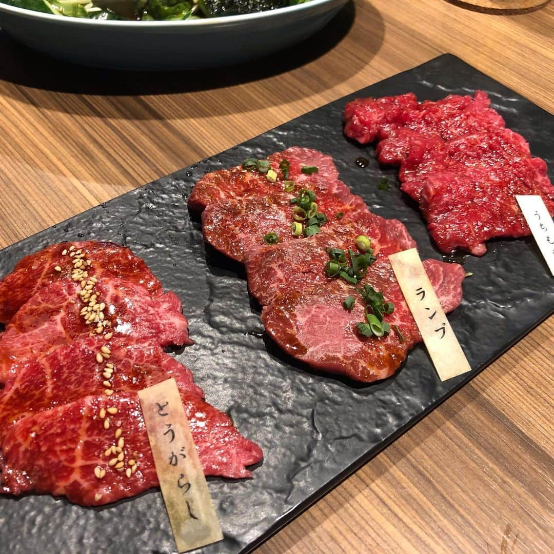 藤村玲衣のインスタグラム：「お仕事のメンバーで焼肉へ！ 熟成肉と塊肉が有名なお店だそうで、食べ比べをしてみました！！！ 赤身肉の熟成はとてもあっさりしているのに、めちゃくちゃ柔らかくて感動！！！！ .  そして、同じ部位の塊肉へ！焼き方にもコツなどがいるようで、お店の社長さんが直々に焼いてくださりました！ちょっとしたショーを見ている感覚。  塊肉のお味はというと、先ほどの熟成肉と比べて、とてもガツンとくるお肉の重みがありました！お肉食べたぞーっていう気持ちに一番なりましたね。  同じお肉なのに全然違いました！  また伺いたいです！感動！  #レモンサワーの写真忘れた」