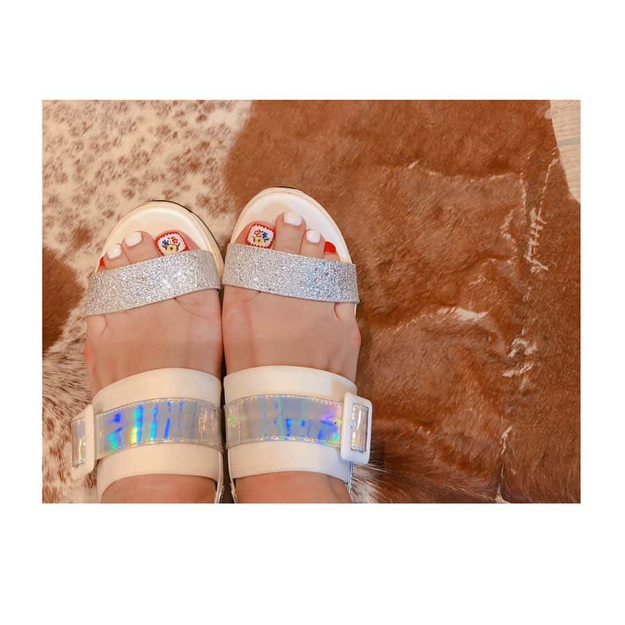 白戸ゆめのさんのインスタグラム写真 - (白戸ゆめのInstagram)「new nail💅 . きのうはおやすみで ハンド＆フットのネイルに😽 . ハンドは食リポがあるから ほとんど分からない色だけど 小指に夏らしくシェルを入れてもらいました🐚✨ . フットは白と赤を基調に モロッコ調のかわいいお花のデザインに🌼❤️ . 今日から6月！じめっとした梅雨も かわいいネイルで気分上げて頑張ろう🙋‍♀️ . #ネイル #nail #かわいい #ハンド #塗っている色が薄くて写真じゃ伝わらない😂 #小指 の#シェル すらボケて伝わらない。笑 #隠しきれない足の #内反小趾 #真っ赤  #外反母趾 の逆で小指の問題なんです」6月1日 9時46分 - yumeno.s_