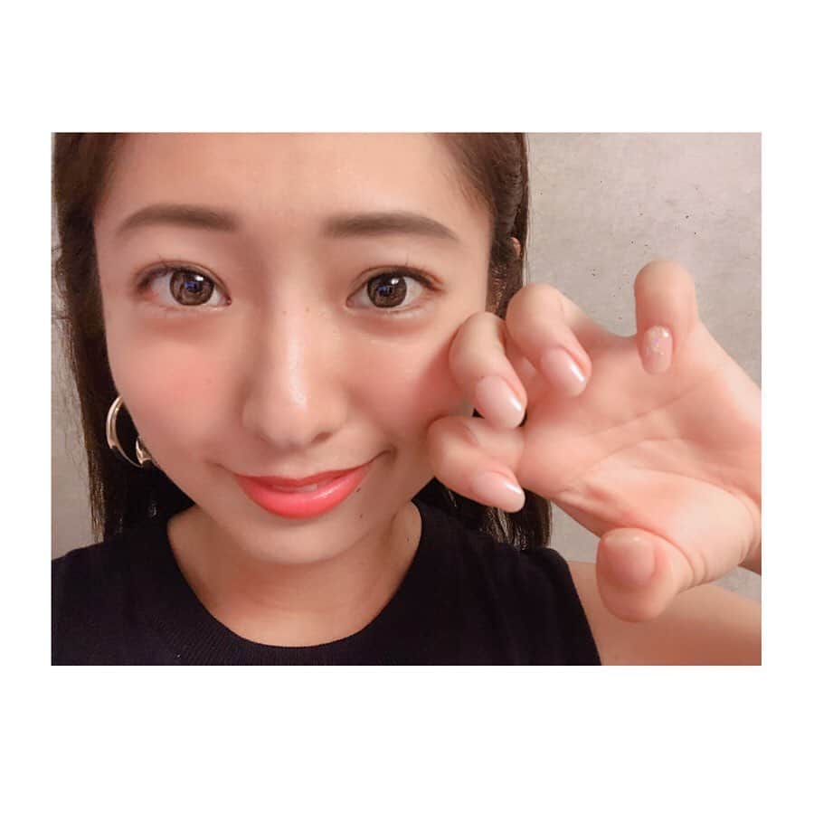 白戸ゆめのさんのインスタグラム写真 - (白戸ゆめのInstagram)「new nail💅 . きのうはおやすみで ハンド＆フットのネイルに😽 . ハンドは食リポがあるから ほとんど分からない色だけど 小指に夏らしくシェルを入れてもらいました🐚✨ . フットは白と赤を基調に モロッコ調のかわいいお花のデザインに🌼❤️ . 今日から6月！じめっとした梅雨も かわいいネイルで気分上げて頑張ろう🙋‍♀️ . #ネイル #nail #かわいい #ハンド #塗っている色が薄くて写真じゃ伝わらない😂 #小指 の#シェル すらボケて伝わらない。笑 #隠しきれない足の #内反小趾 #真っ赤  #外反母趾 の逆で小指の問題なんです」6月1日 9時46分 - yumeno.s_