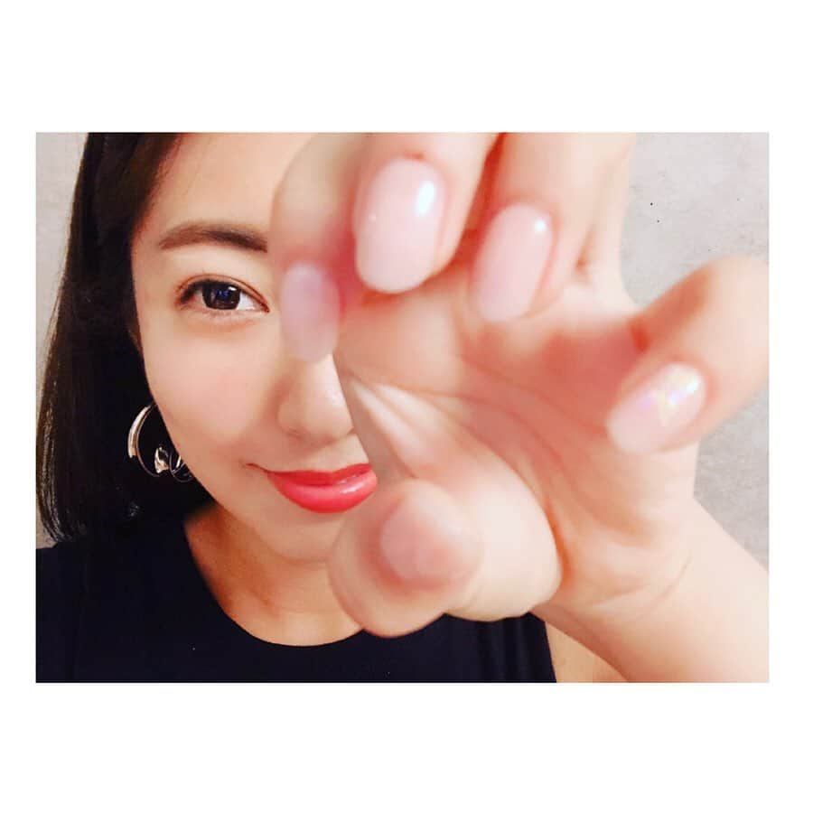 白戸ゆめのさんのインスタグラム写真 - (白戸ゆめのInstagram)「new nail💅 . きのうはおやすみで ハンド＆フットのネイルに😽 . ハンドは食リポがあるから ほとんど分からない色だけど 小指に夏らしくシェルを入れてもらいました🐚✨ . フットは白と赤を基調に モロッコ調のかわいいお花のデザインに🌼❤️ . 今日から6月！じめっとした梅雨も かわいいネイルで気分上げて頑張ろう🙋‍♀️ . #ネイル #nail #かわいい #ハンド #塗っている色が薄くて写真じゃ伝わらない😂 #小指 の#シェル すらボケて伝わらない。笑 #隠しきれない足の #内反小趾 #真っ赤  #外反母趾 の逆で小指の問題なんです」6月1日 9時46分 - yumeno.s_
