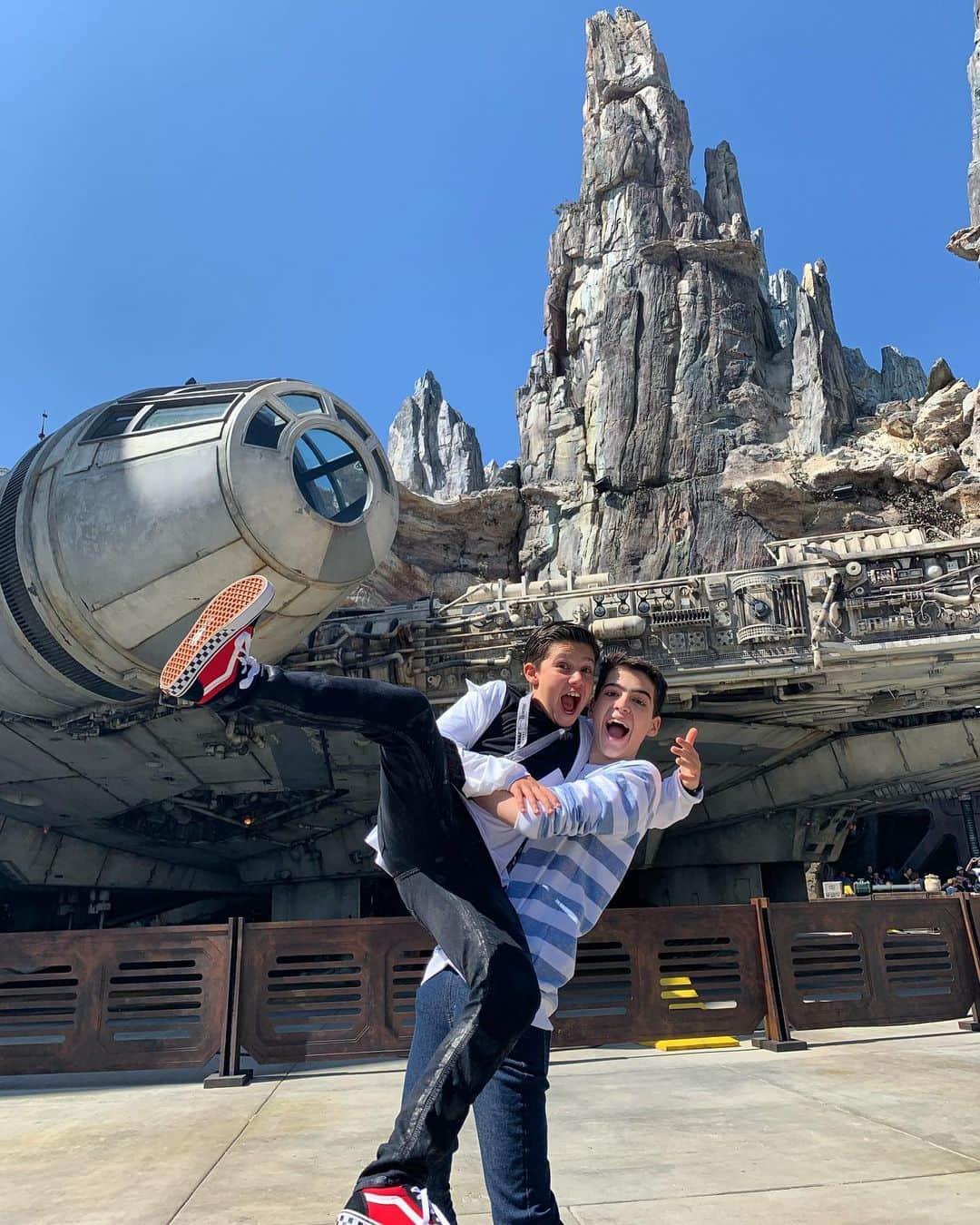 Disney Channelさんのインスタグラム写真 - (Disney ChannelInstagram)「@JoshuaRush and @JacksonDollinger just took on @StarWars: #GalaxysEdge and it was QUITE the adventure! Check it all out in our IG stories.  @StarWars: #GalaxysEdge is now open at @Disneyland Resort. Beginning 6/24, no reservations required. Subject to capacity. Open August 29 at @WaltDisneyWorld.」6月1日 9時49分 - disneychannel