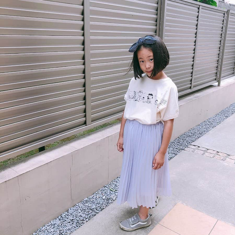 Kikuno Sayumiさんのインスタグラム写真 - (Kikuno SayumiInstagram)「〻Tshirt code〻 ・ ・ ・ #親子コーデ 𓍯 ・ 私の @holidayandholiday_official のTシャツはブラウンのロゴにTを探してて見つけたもの✧*めっちゃお気に入り♡♡ ・ 袖を2回ロールアップするとバランス良い◎ ・ #リネンパンツ は @reca.rakuten のもの。シルエットがキレイで足が真っ直ぐ見えるよ！ ・ ゴムだからウエスト締まった！ ・ ・ 娘コーデは @fith_official の#PEANUTS コラボのTシャツが可愛すぎて😍 ・ カチューシャは @eveimportstore のもの。これ大きめのリボンが可愛くて着けやすくて親子でお気に入り♡ ・ ・ ・ 👩 tops▶ @holidayandholiday_official bottoms▶ @reca.rakuten bag▶ @wyou_star0509 shoes▶ @nike ・ 👧 tops▶ @fith_official bottoms▶ @globalwork_official hair accessory▶ @eveimportstore ・ ・ ・ #ファッション#コーデ#fashion#ママ#ママコーデ#ponte_fashion #プチプラコーデ#大人カジュアル#ヘアアレンジ#大人可愛い#ジユジョ#シンプルコーデ#夏コーデ#マタニティコーデ #親子リンクコーデ #ぷんにー#妊娠8ヶ月#ベージュコーデ#エアリフト#家族写真#reca#recaコーデ#エアリフトゴールド#あおちゃんコーデ」6月1日 9時57分 - sayumikikuno