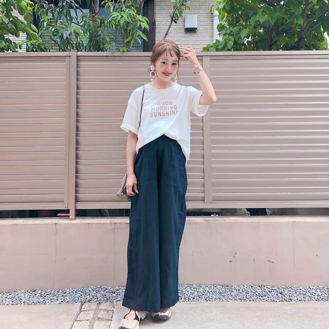 Kikuno Sayumiさんのインスタグラム写真 - (Kikuno SayumiInstagram)「〻Tshirt code〻 ・ ・ ・ #親子コーデ 𓍯 ・ 私の @holidayandholiday_official のTシャツはブラウンのロゴにTを探してて見つけたもの✧*めっちゃお気に入り♡♡ ・ 袖を2回ロールアップするとバランス良い◎ ・ #リネンパンツ は @reca.rakuten のもの。シルエットがキレイで足が真っ直ぐ見えるよ！ ・ ゴムだからウエスト締まった！ ・ ・ 娘コーデは @fith_official の#PEANUTS コラボのTシャツが可愛すぎて😍 ・ カチューシャは @eveimportstore のもの。これ大きめのリボンが可愛くて着けやすくて親子でお気に入り♡ ・ ・ ・ 👩 tops▶ @holidayandholiday_official bottoms▶ @reca.rakuten bag▶ @wyou_star0509 shoes▶ @nike ・ 👧 tops▶ @fith_official bottoms▶ @globalwork_official hair accessory▶ @eveimportstore ・ ・ ・ #ファッション#コーデ#fashion#ママ#ママコーデ#ponte_fashion #プチプラコーデ#大人カジュアル#ヘアアレンジ#大人可愛い#ジユジョ#シンプルコーデ#夏コーデ#マタニティコーデ #親子リンクコーデ #ぷんにー#妊娠8ヶ月#ベージュコーデ#エアリフト#家族写真#reca#recaコーデ#エアリフトゴールド#あおちゃんコーデ」6月1日 9時57分 - sayumikikuno